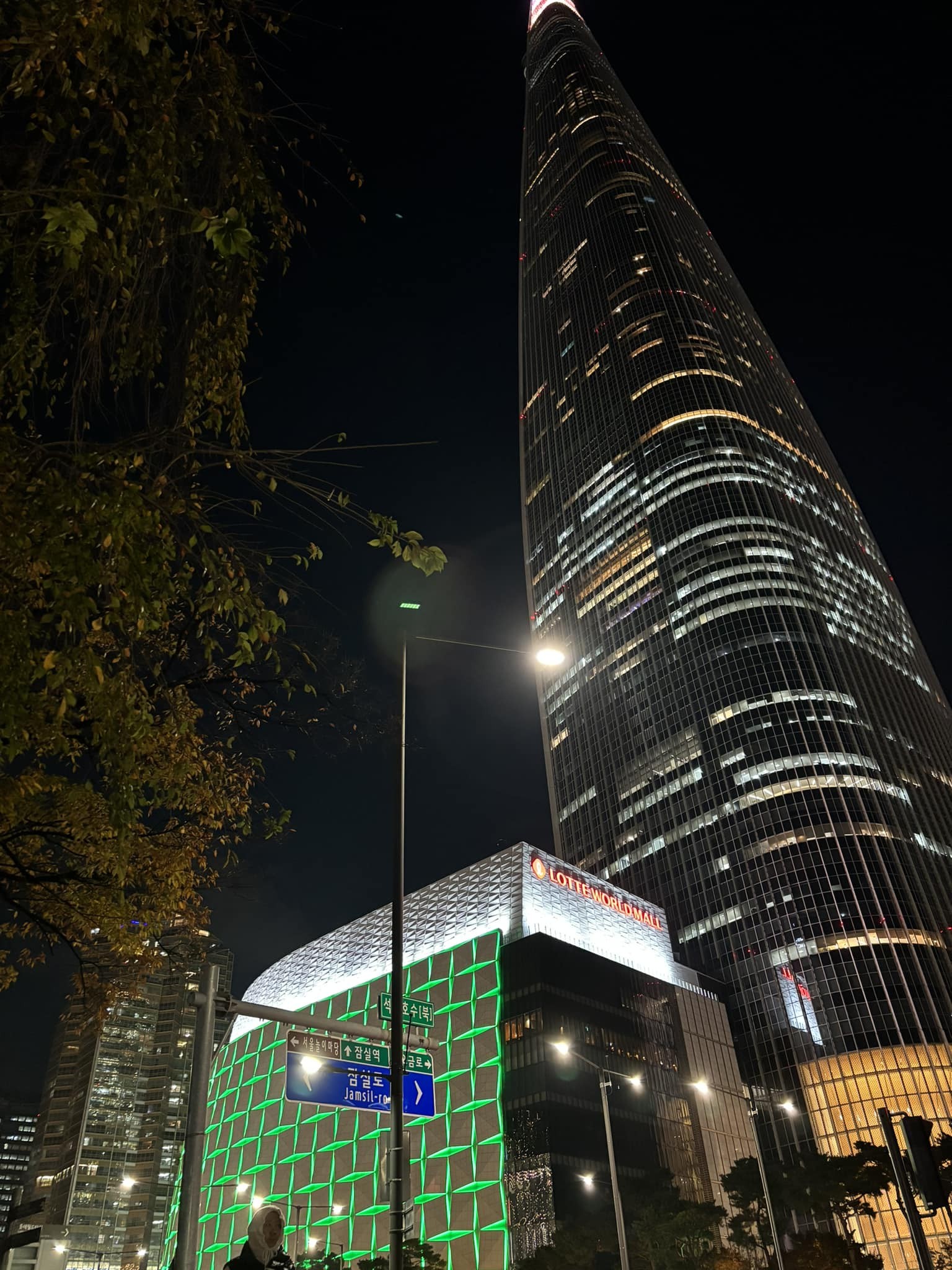 Trấn Thành gây chú ý khi chia sẻ hình ảnh chụp tại tòa tháp cao nhất Hàn Quốc