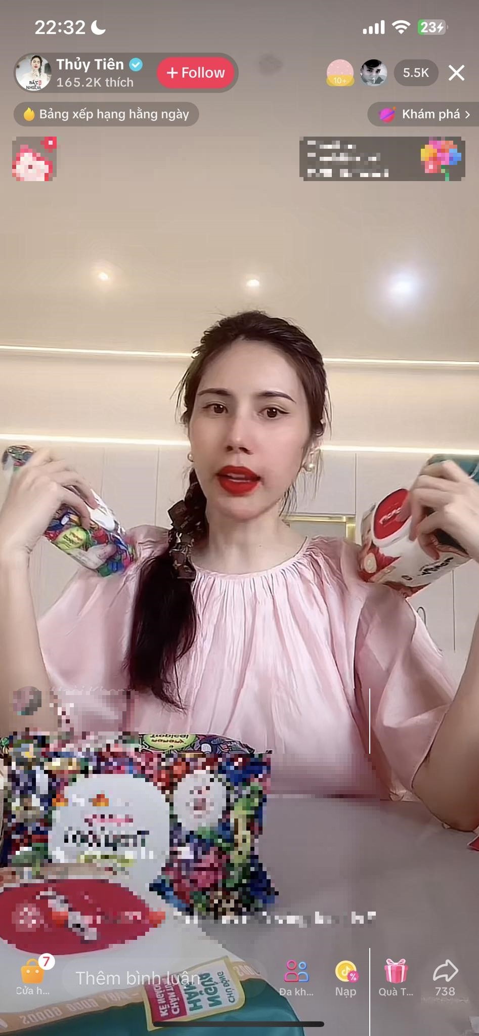 Thủy Tiên khiến dân tình không khỏi bất ngờ khi xuất hiện trên sóng livestream để bán hàng