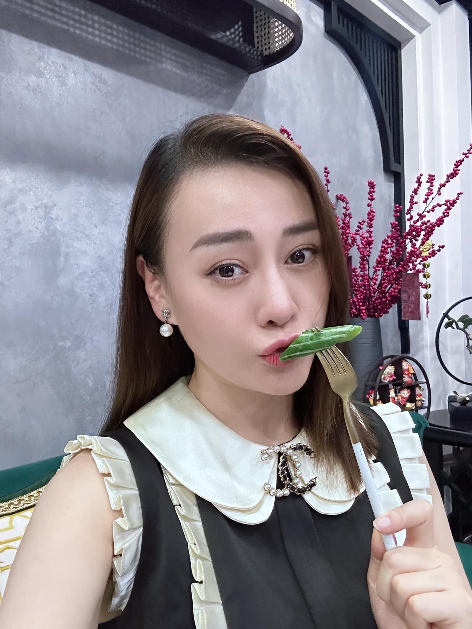 Bà xã Shark Bình cố gắng ăn uống để em bé phát triển tốt, chống chọi với những cơn nghén vật. 