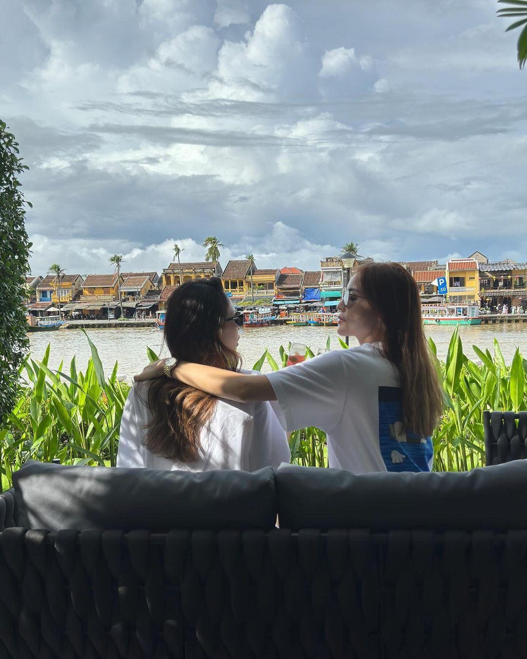 Kỳ Duyên - Minh Triệu cùng về Hội An, 'dính nhau như sam'