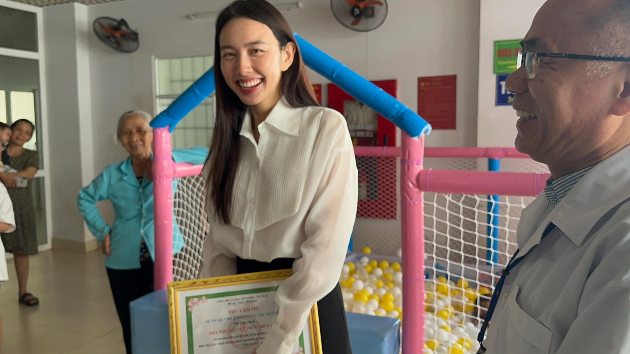 Dù kết thúc nhiệm kỳ, Thùy Tiên vẫn chăm chỉ với nhiều dự án thiện nguyện, hoạt động cộng đồng