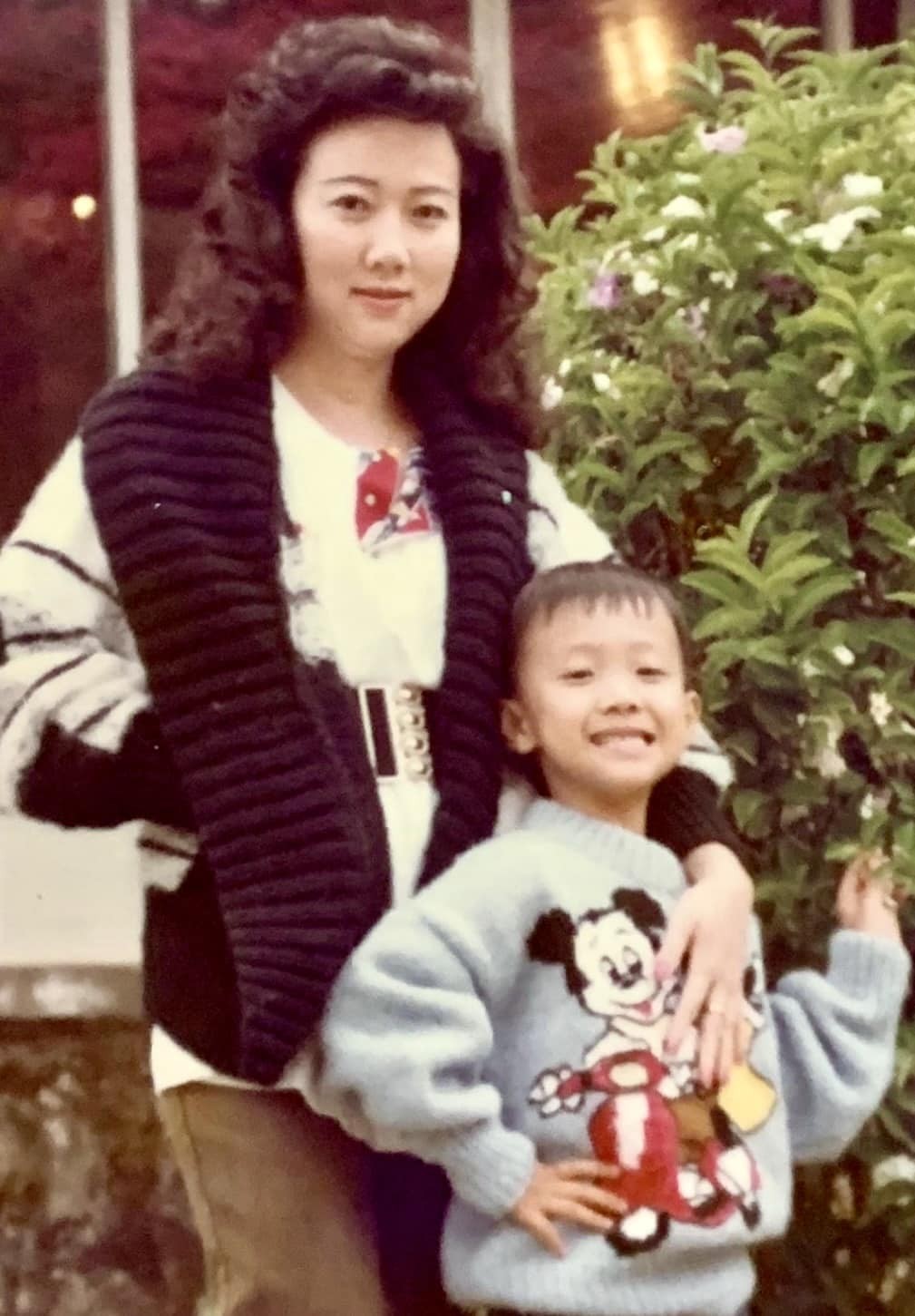 Trấn Thành chia sẻ hình ảnh thuở bé chụp cùng mẹ trong một chuyến du lịch ở Đà Lạt  giữa nghi vấn can thiệp thẩm mỹ. Ảnh: FBNV