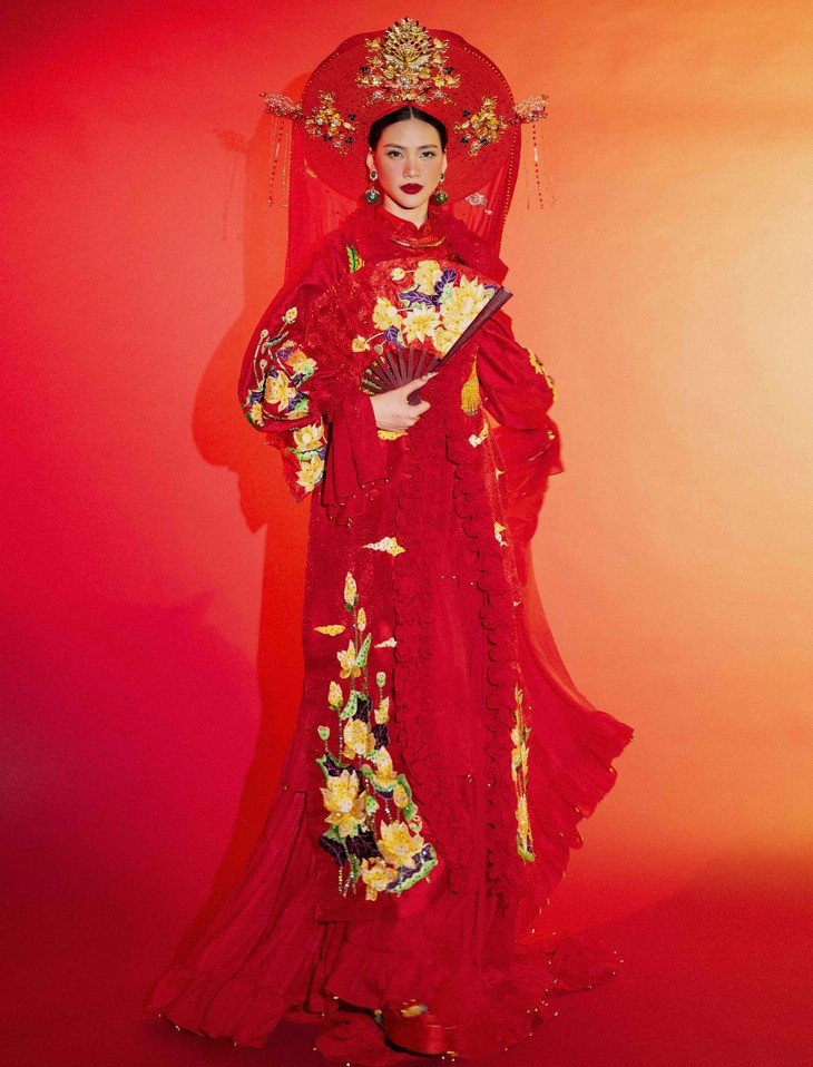 Bùi Quỳnh Hoa hé lộ trang phục dân tộc mà mình mang đến Miss Universe 2023 mang tên 'Cô Sen', lấy cảm hứng từ trang phục hầu đồng trong nghi lễ thờ Mẫu của người Việt. Bùi Quỳnh Hoa hé lộ trang phục dân tộc mà mình mang đến Miss Universe 2023 mang tên 'Cô Sen', lấy cảm hứng từ trang phục hầu đồng trong nghi lễ thờ Mẫu của người Việt.
