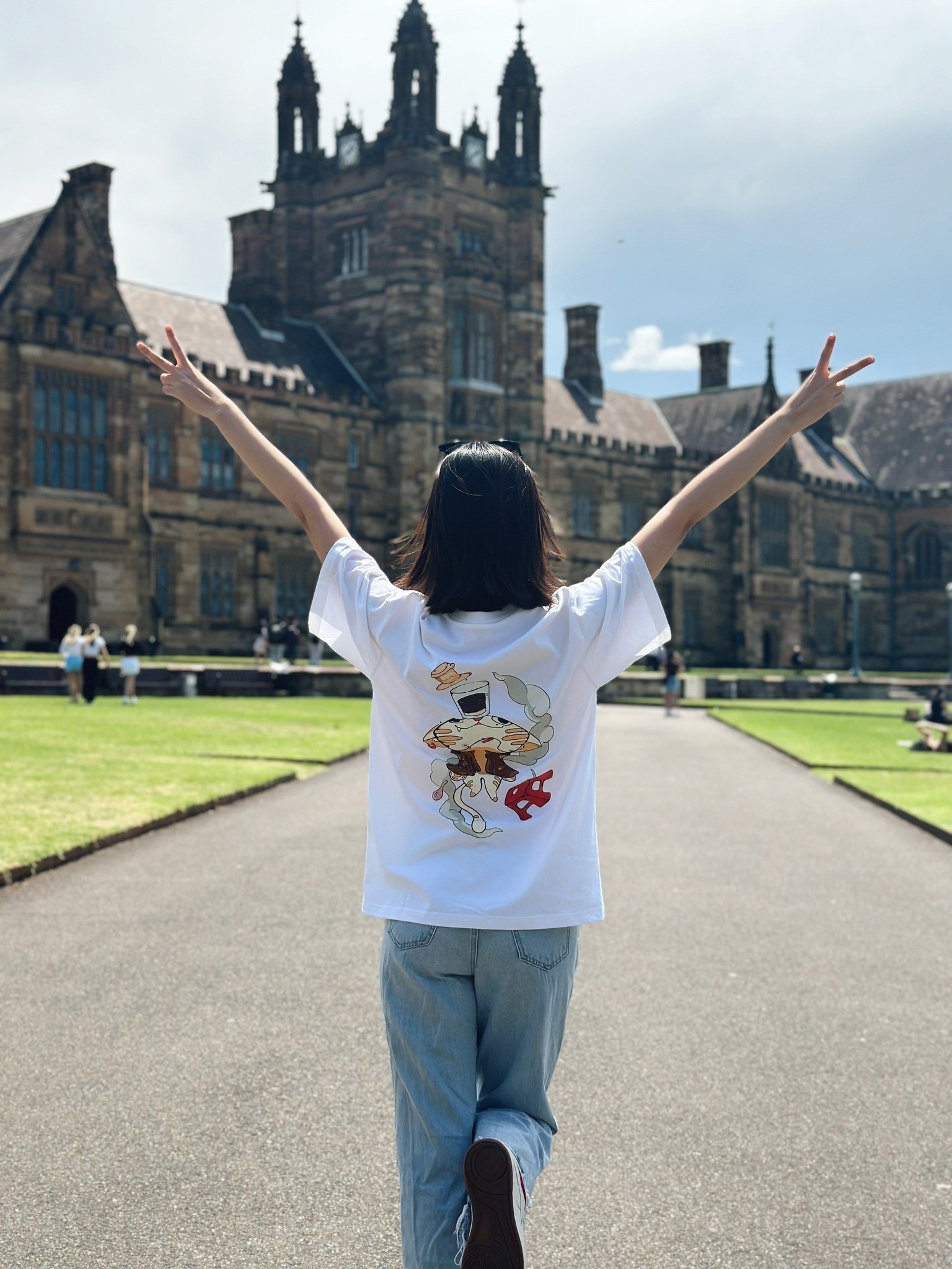 Hình ảnh mới nhất của Ý Nhi. Cô rạng rỡ tạo dáng tại đại học Sydney Hình ảnh mới nhất của Ý Nhi. Cô rạng rỡ tạo dáng tại đại học Sydney