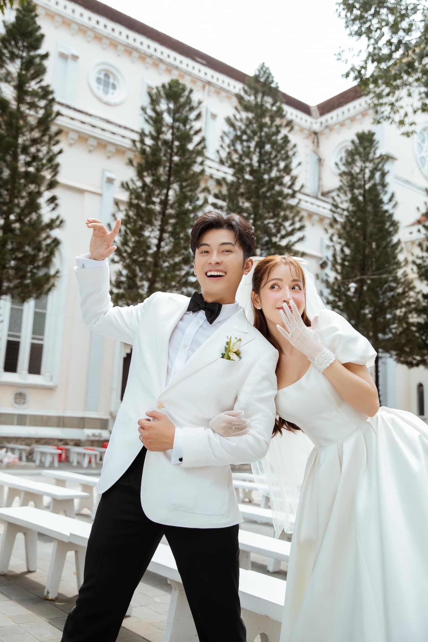 Trước đó, Puka và Gin Tuấn Kiệt đã tổ chức ba đám cưới với sự góp mặt của dàn khách mời là nghệ sĩ đình đám Trước đó, Puka và Gin Tuấn Kiệt đã tổ chức ba đám cưới với sự góp mặt của dàn khách mời là nghệ sĩ đình đám