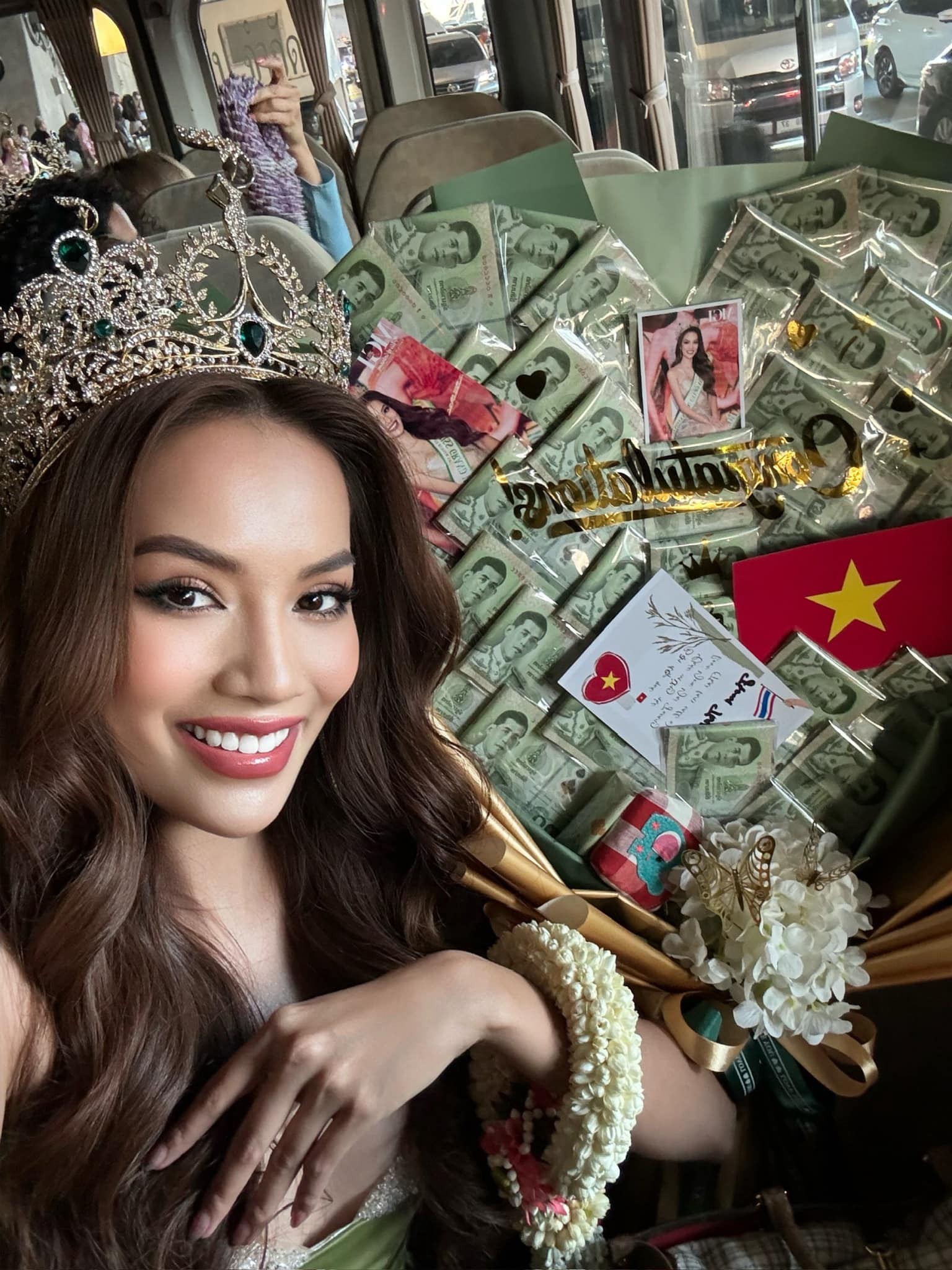 Lê Hoàng Phương liên tục nhận hoa tiền Lê Hoàng Phương liên tục nhận hoa tiền