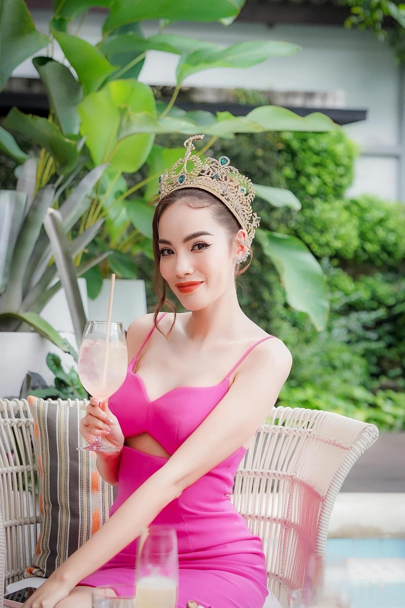Lê Hoàng Phương tích cực mặc hở khi sang Thái Lan Lê Hoàng Phương tích cực mặc hở khi sang Thái Lan