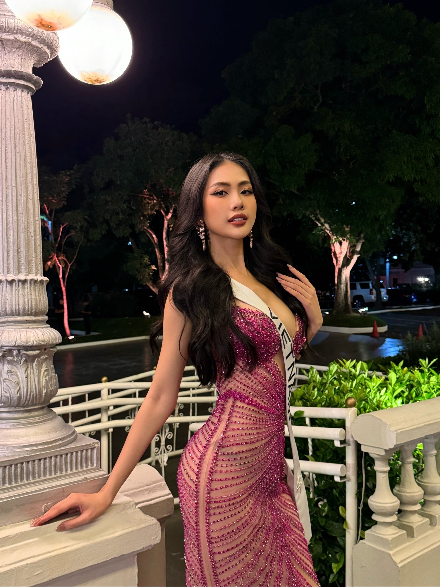 Bùi Quỳnh Hoa đã thể hiện khá tốt với phong cách thời trang chỉn chu, thần thái tự tin Bùi Quỳnh Hoa đã thể hiện khá tốt với phong cách thời trang chỉn chu, thần thái tự tin