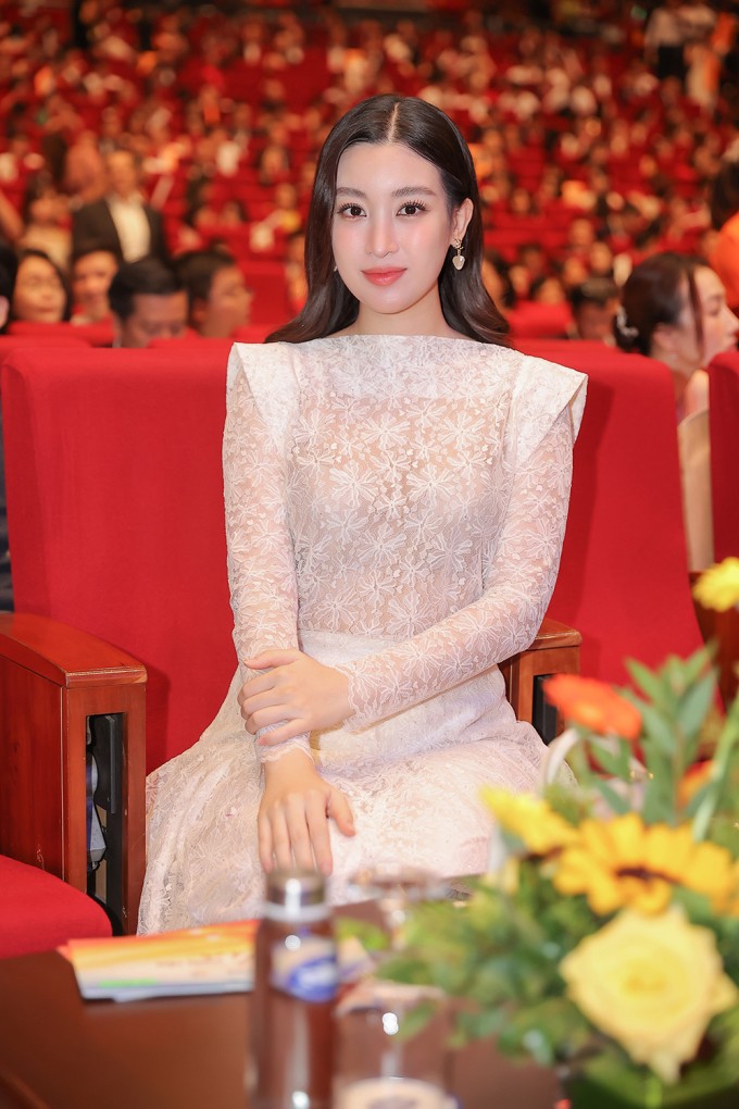 Đỗ Mỹ Linh đủ gây thương nhớ dù trang phục không quá lòe loẹt Đỗ Mỹ Linh đủ gây thương nhớ dù trang phục không quá lòe loẹt
