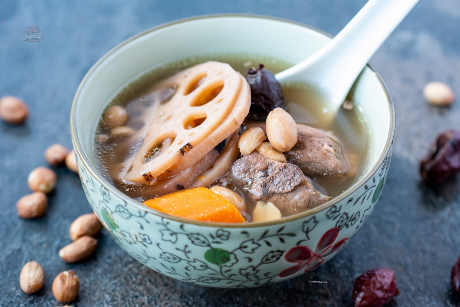 Nước xương hầm chứa nhiều dưỡng chất có thể giúp tăng cường hệ miễn dịch , sức khỏe xương khớp Nước xương hầm chứa nhiều dưỡng chất có thể giúp tăng cường hệ miễn dịch , sức khỏe xương khớp