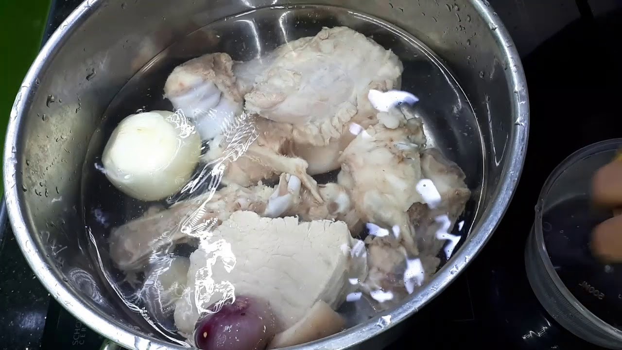 Khi hầm xương nên chần xương qua nước sôi Khi hầm xương nên chần xương qua nước sôi