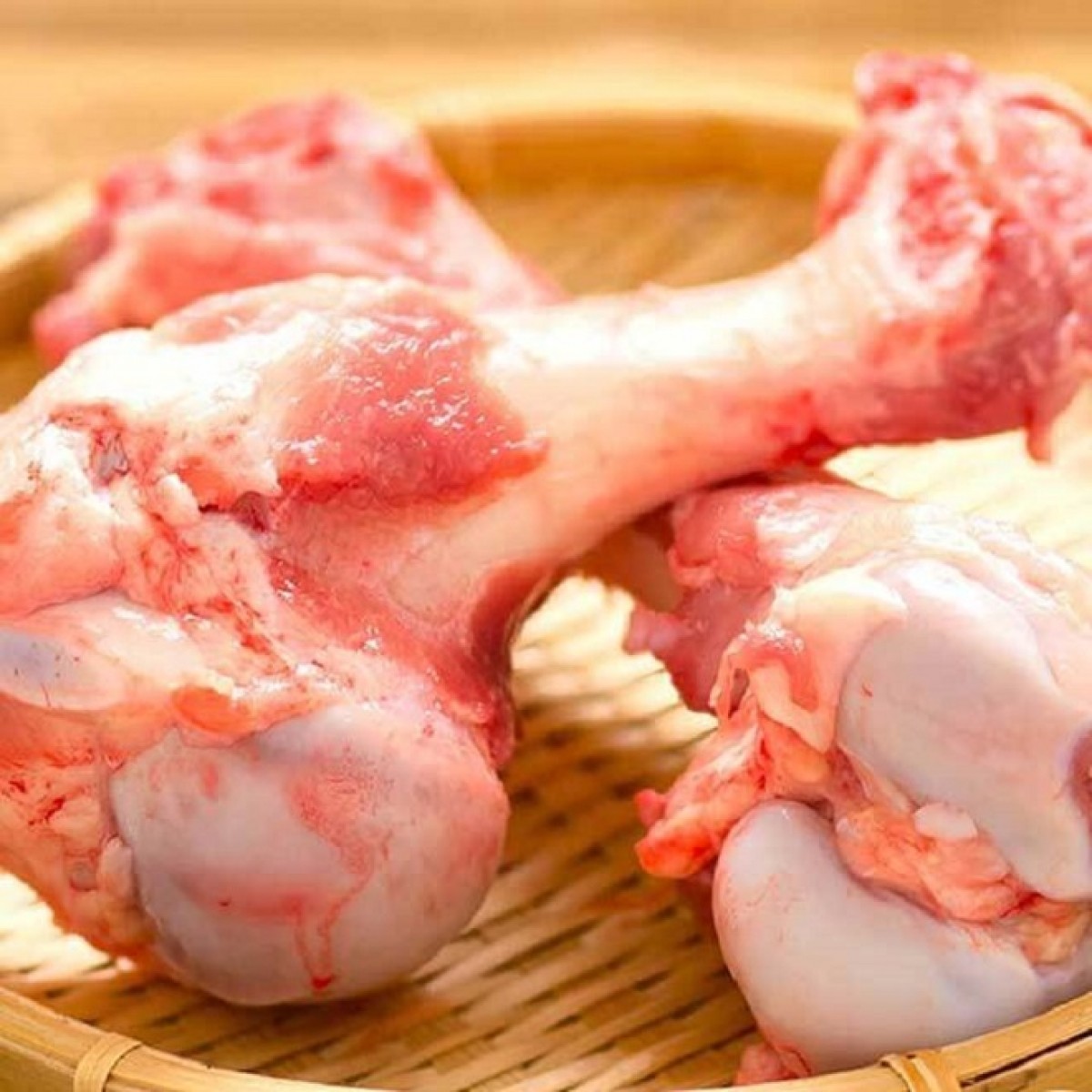 Chần xương trước khi hầm giúp nước dùng có vị ngọt tự nhiên và không có mùi hôi Chần xương trước khi hầm giúp nước dùng có vị ngọt tự nhiên và không có mùi hôi