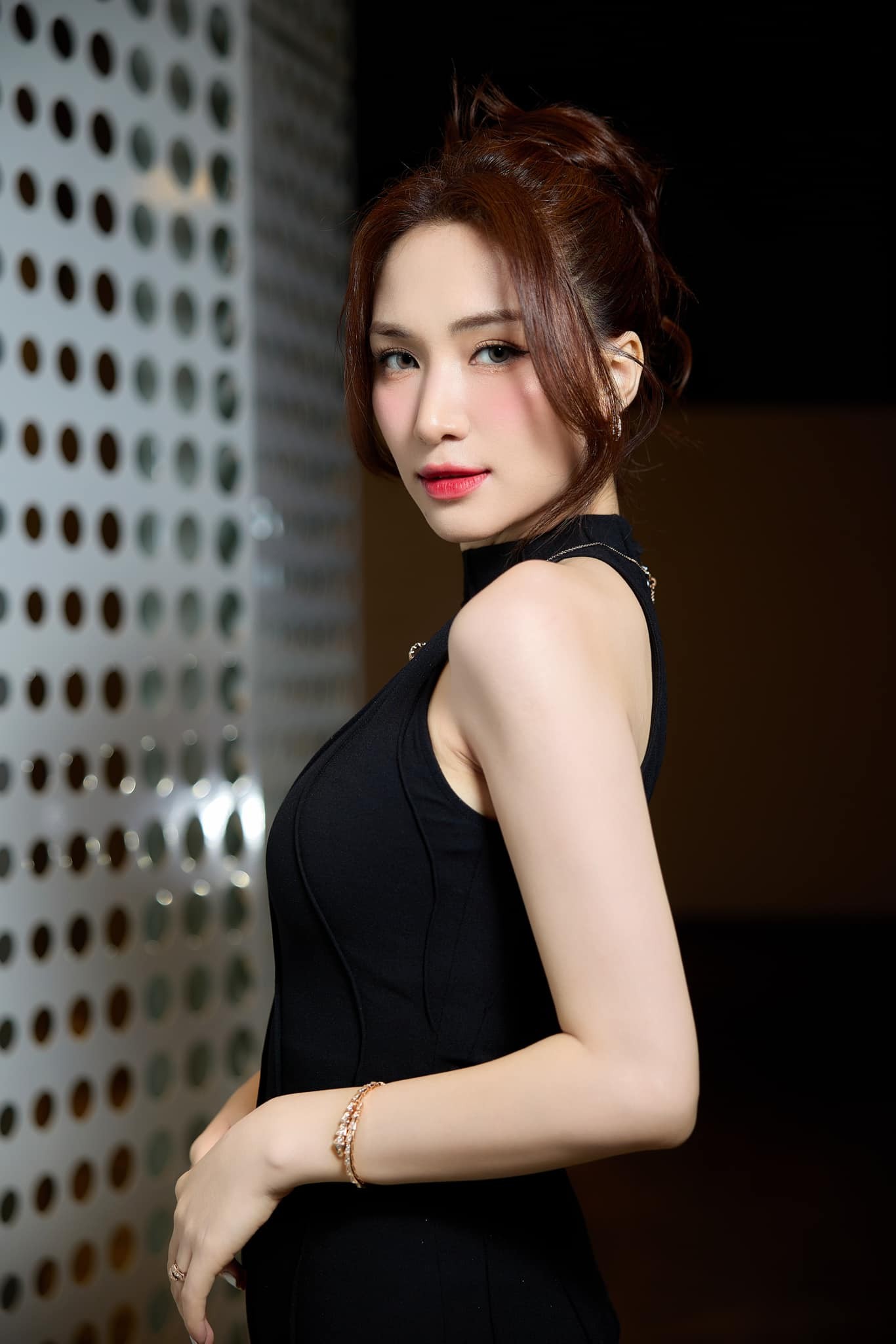  Hòa Minzy còn vô cùng bận rộn với lịch trình... đi ăn cưới, cô gây sốt mỗi khi xuất hiện