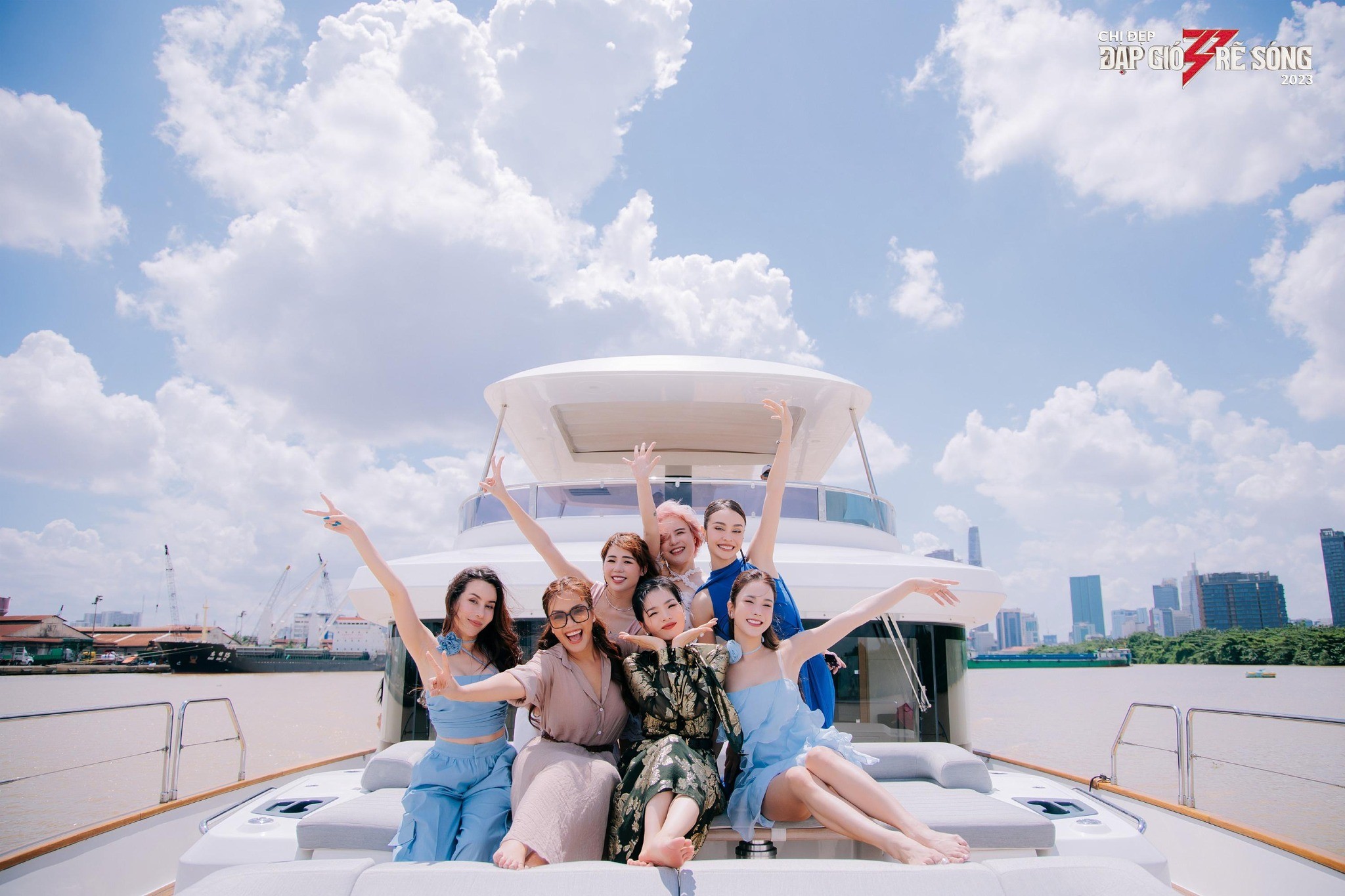 Các chị đẹp rạng rỡ bước vào nhà chung, bắt đầu hành trình 'đạp gió, rẽ sóng'