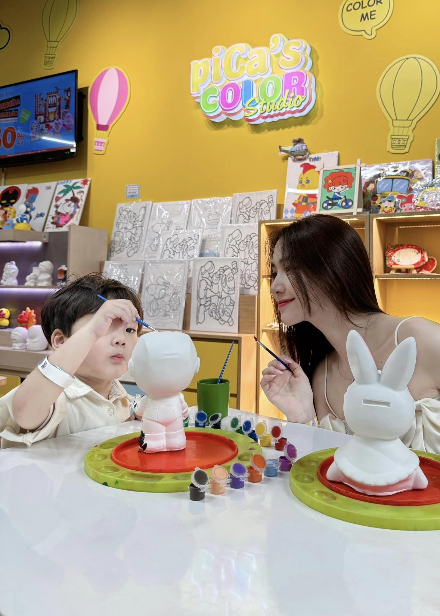 Dù bận rộn, Hòa Minzy luôn cố gắng làm tốt trách nhiệm làm mẹ