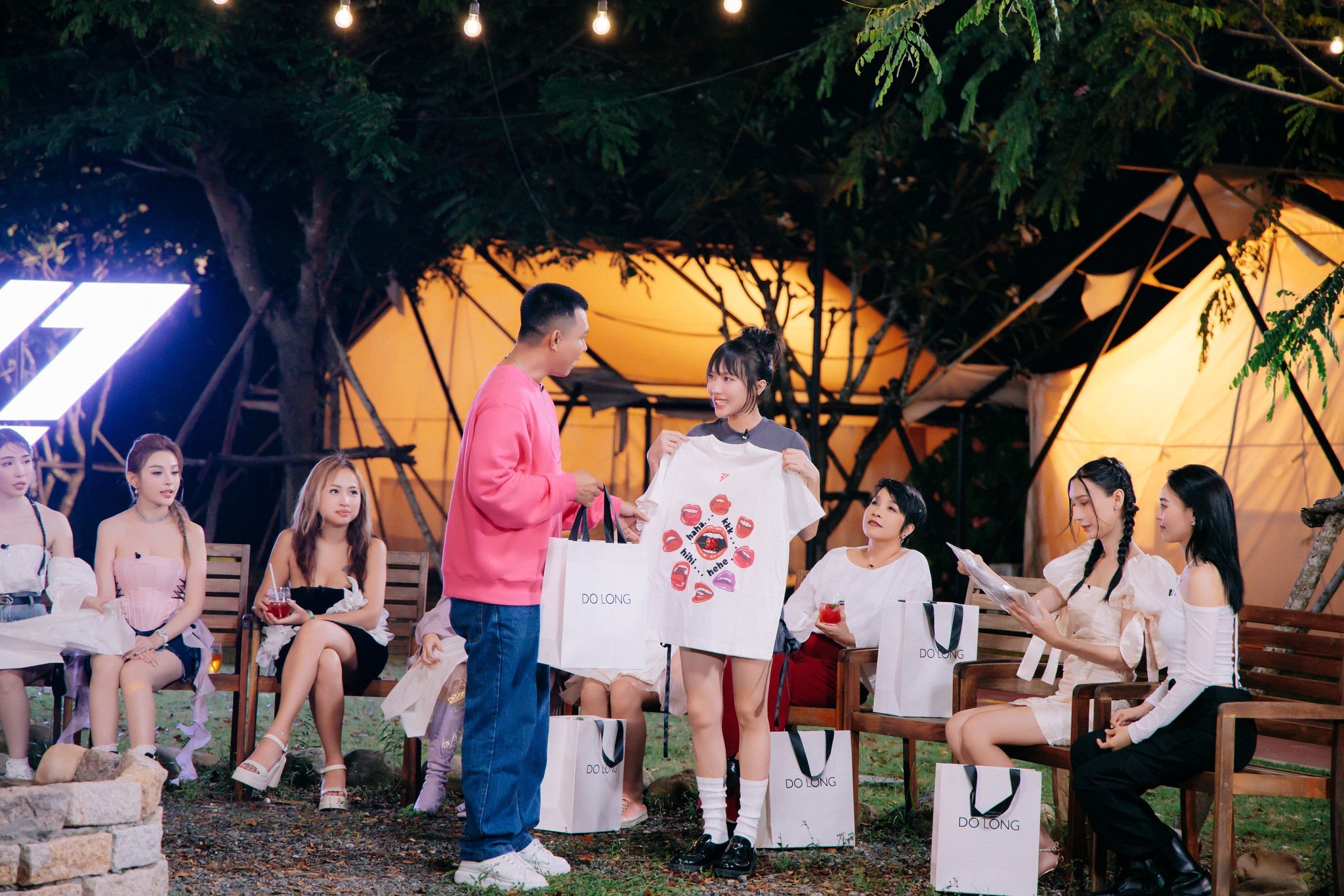 Tập 4 Chị Đẹp Đạp Gió Rẽ Sóng và những 'dấu hỏi': MC mất tích, cú twist nhóm Trang Pháp gây xôn xao - Ảnh 2 Tập 4 Chị Đẹp Đạp Gió Rẽ Sóng và những 'dấu hỏi': MC mất tích, cú twist nhóm Trang Pháp gây xôn xao - Ảnh 2