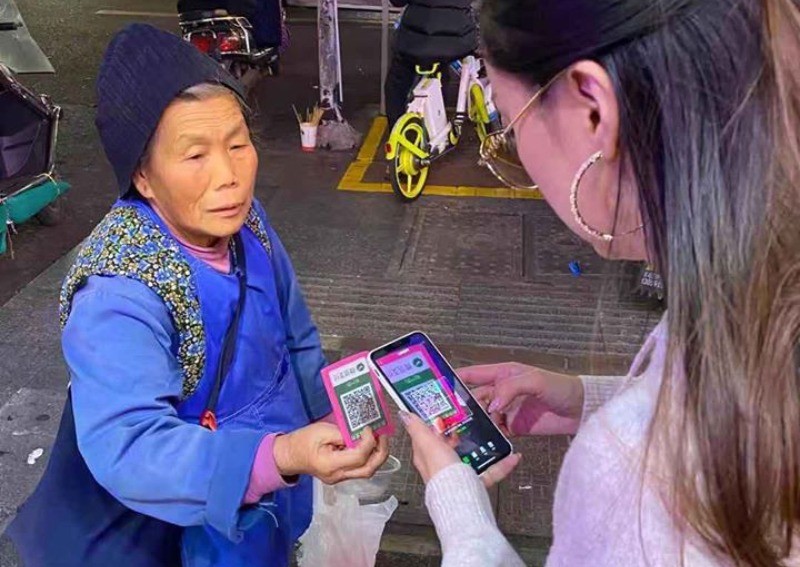 Ăn xin Việt Nam thời 4.0 Dùng QR nhận tiền, còn chuẩn bị 3 mã để tiện thanh toán - Ảnh 1 Ăn xin Việt Nam thời 4.0 Dùng QR nhận tiền, còn chuẩn bị 3 mã để tiện thanh toán - Ảnh 1