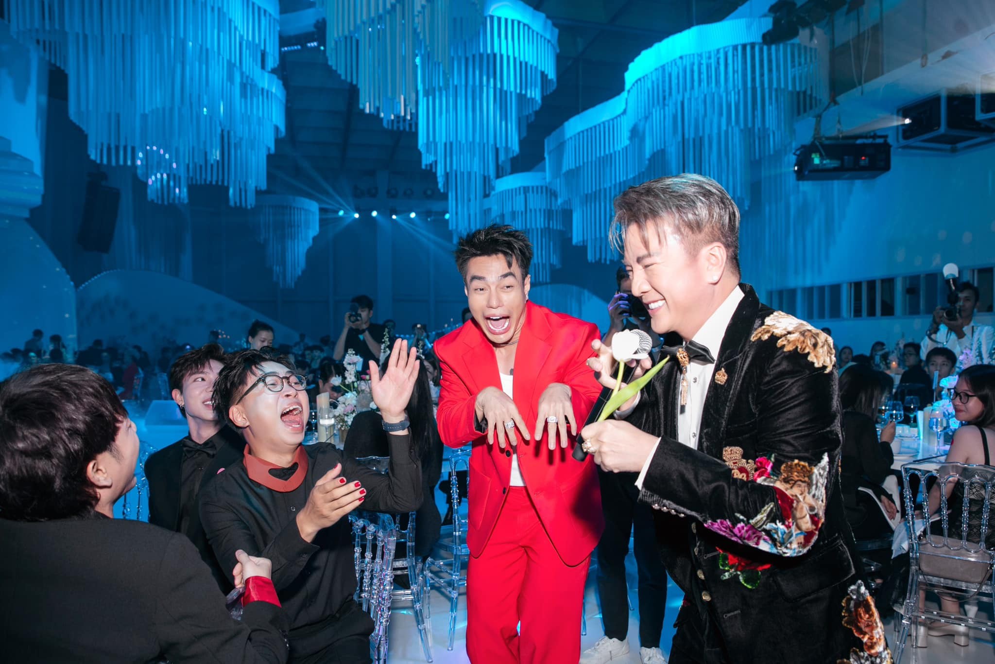 Đàm Vĩnh Hưng tích cực cập nhật những hoạt động tại đám cưới Puka - Gin Tuấn Kiệt