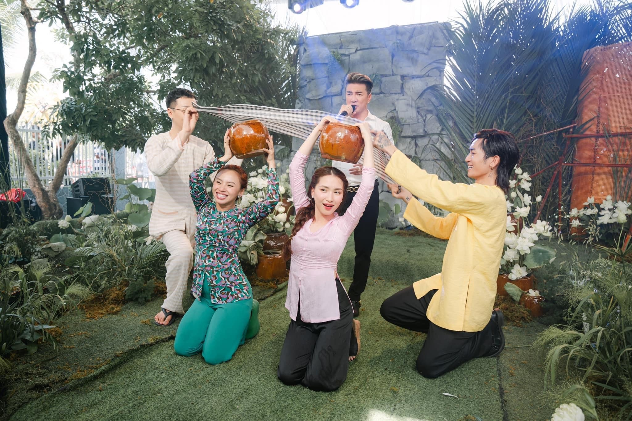 Đàm Vĩnh Hưng quẩy hết mình tại  tiệc ở Đồng Tháp của Puka - Gin Tuấn Kiệt