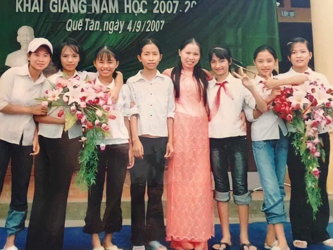 Hòa Minzy chia sẻ hình ảnh thuở còn ngồi trên ghế nhà trường