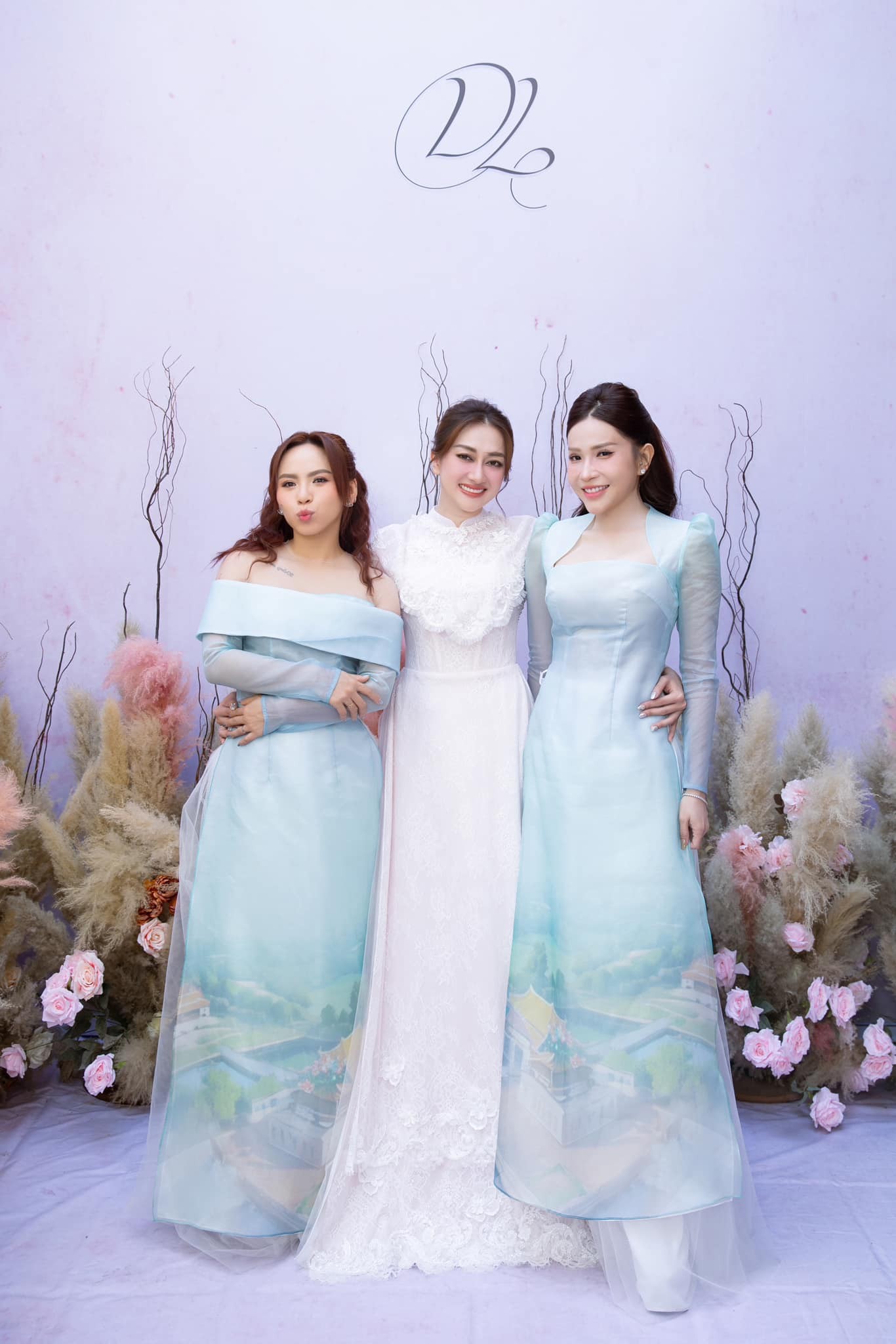 , Khả Như nằm trong đội ngũ phù dâu của  Phương Lan