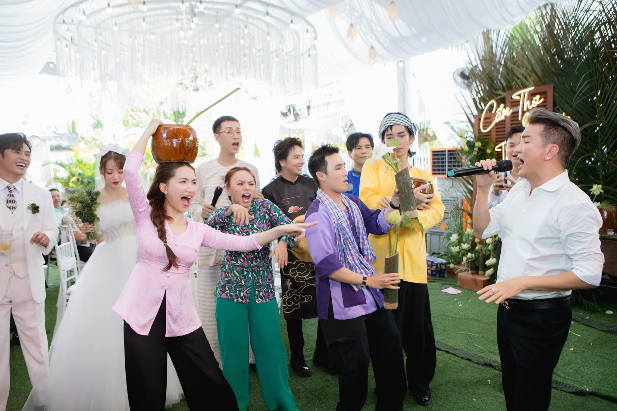 Dàn sao quậy đục tại đám cưới gây sốt của Puka và Gin Tuấn Kiệt, tuy nhiên Khả Như vắng bóng dù là đồng nghiệp thân thiết