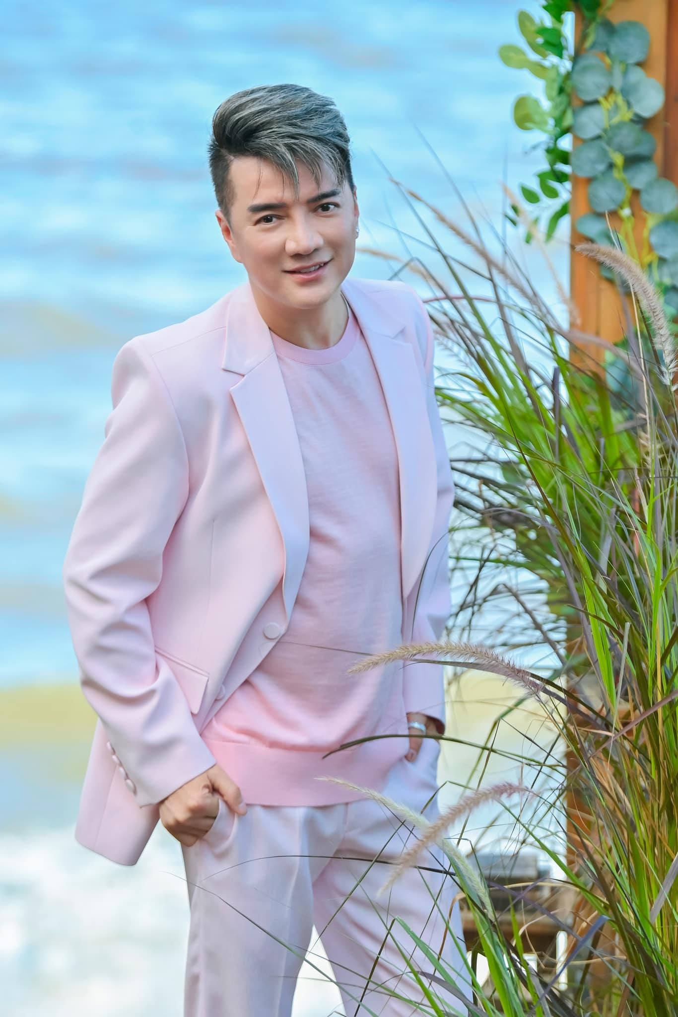 Đàm Vĩnh Hưng tất bật đi ăn cưới dịp cuối năm