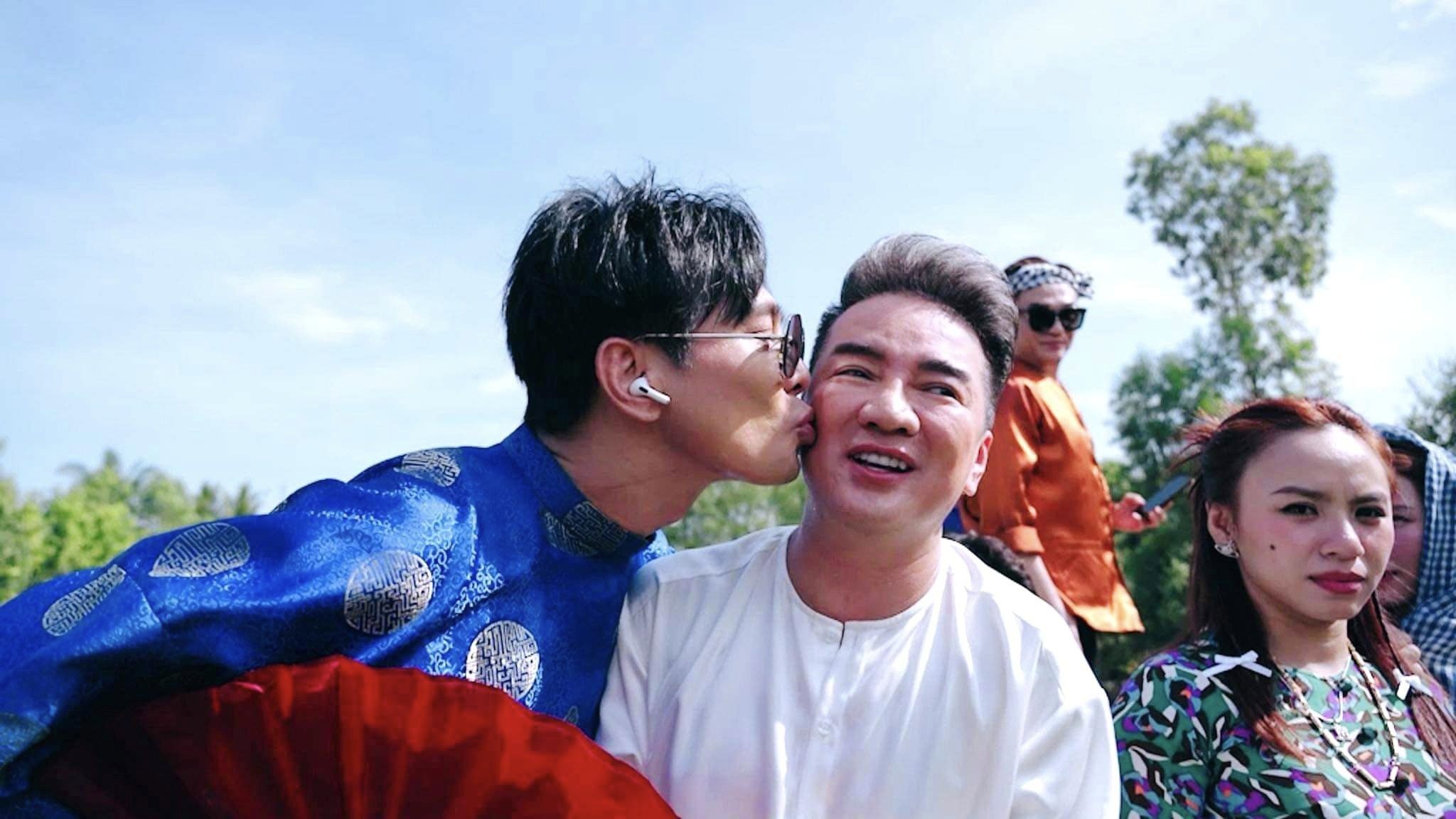 Giọng ca Nửa Vầng Trăng được một trai lạ thơm má