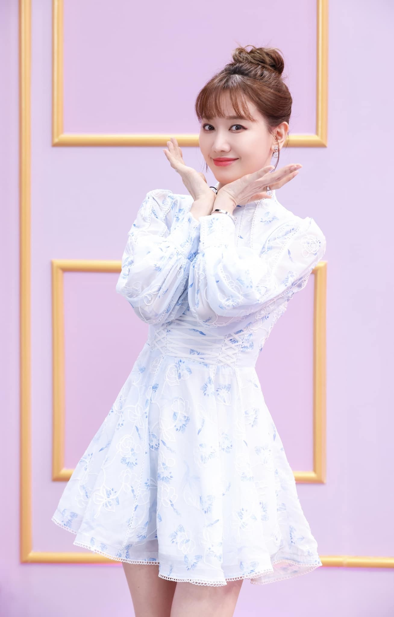 Hari Won nhiều lần tung hình ảnh hài hước của chồng