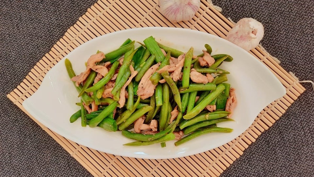 Đậu que có thể được chế biến thành nhiều món ăn khác nhau như xào, luộc, nấu canh, hay chế biến thành các món ăn chay