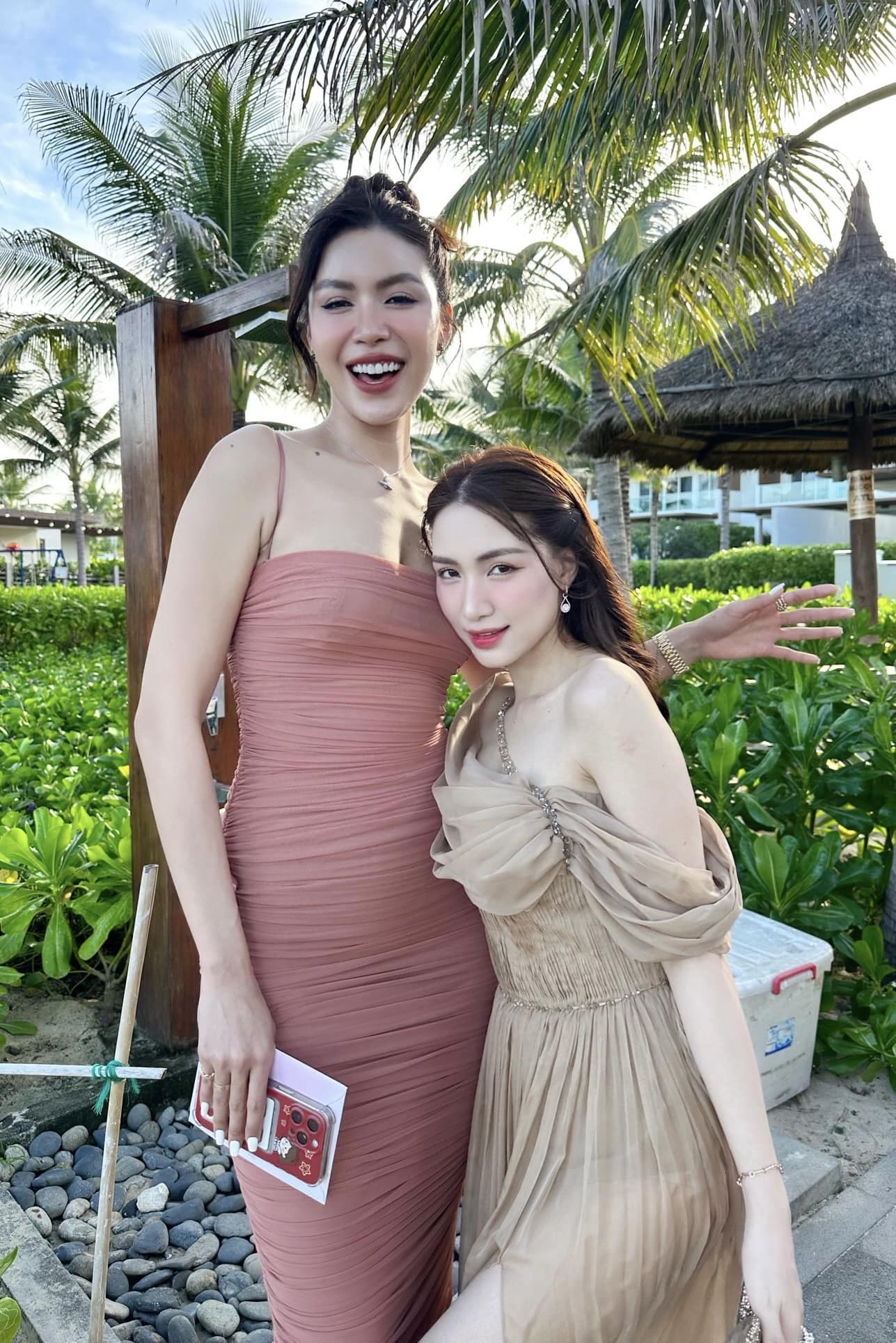 Hòa Minzy đã 'lên dây cót' để góp vui ở đám cưới Minh Tú