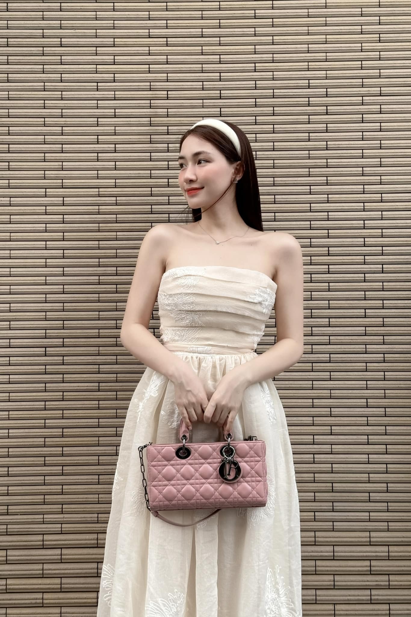 Hòa Minzy luôn hết mình với ngày vui đồng nghiệp, nhưng khi hoạt động nghệ thuật sao nữ lại rất nghiêm túc