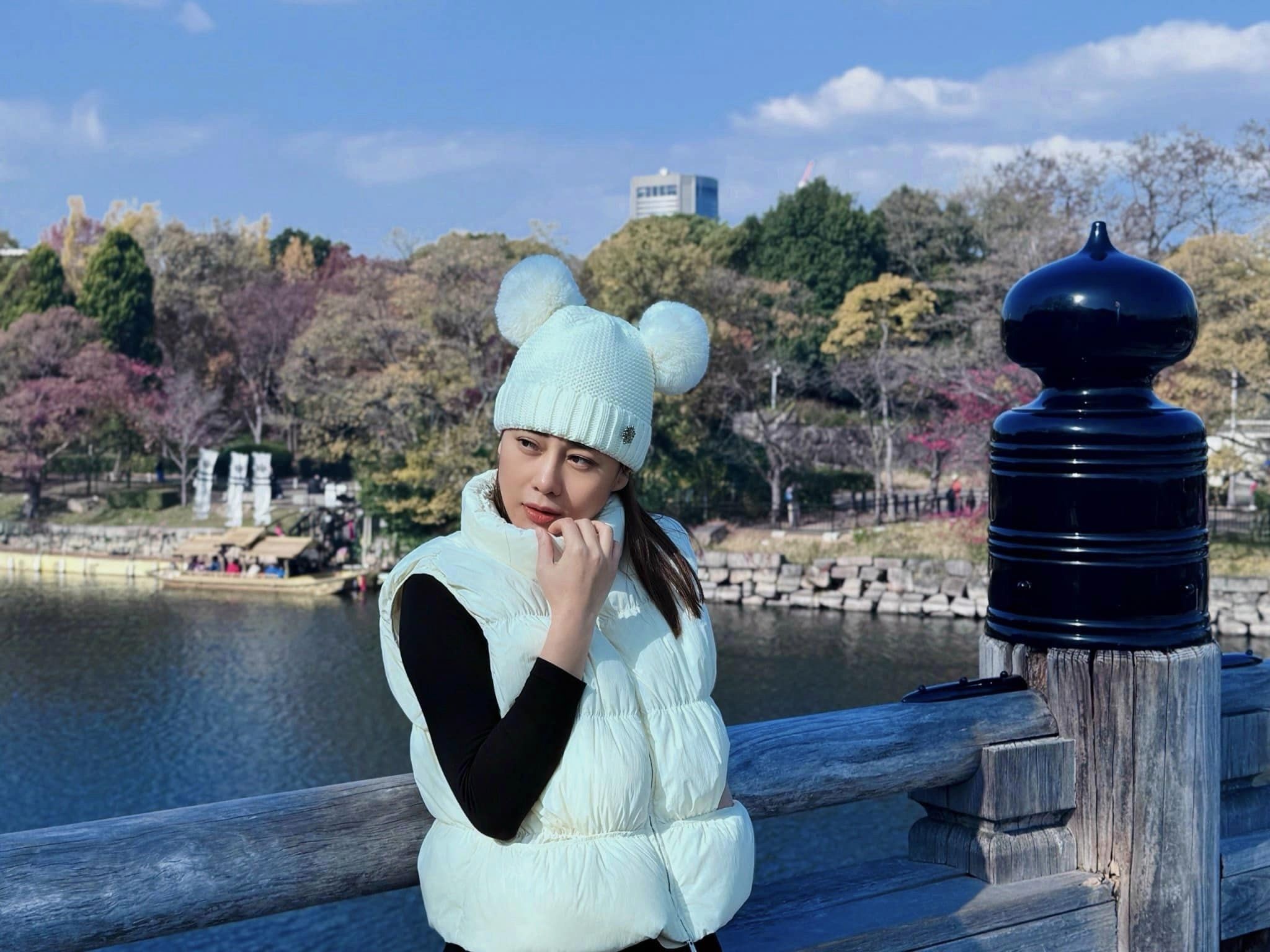 Cô diện trang phục giấu bụng bầu