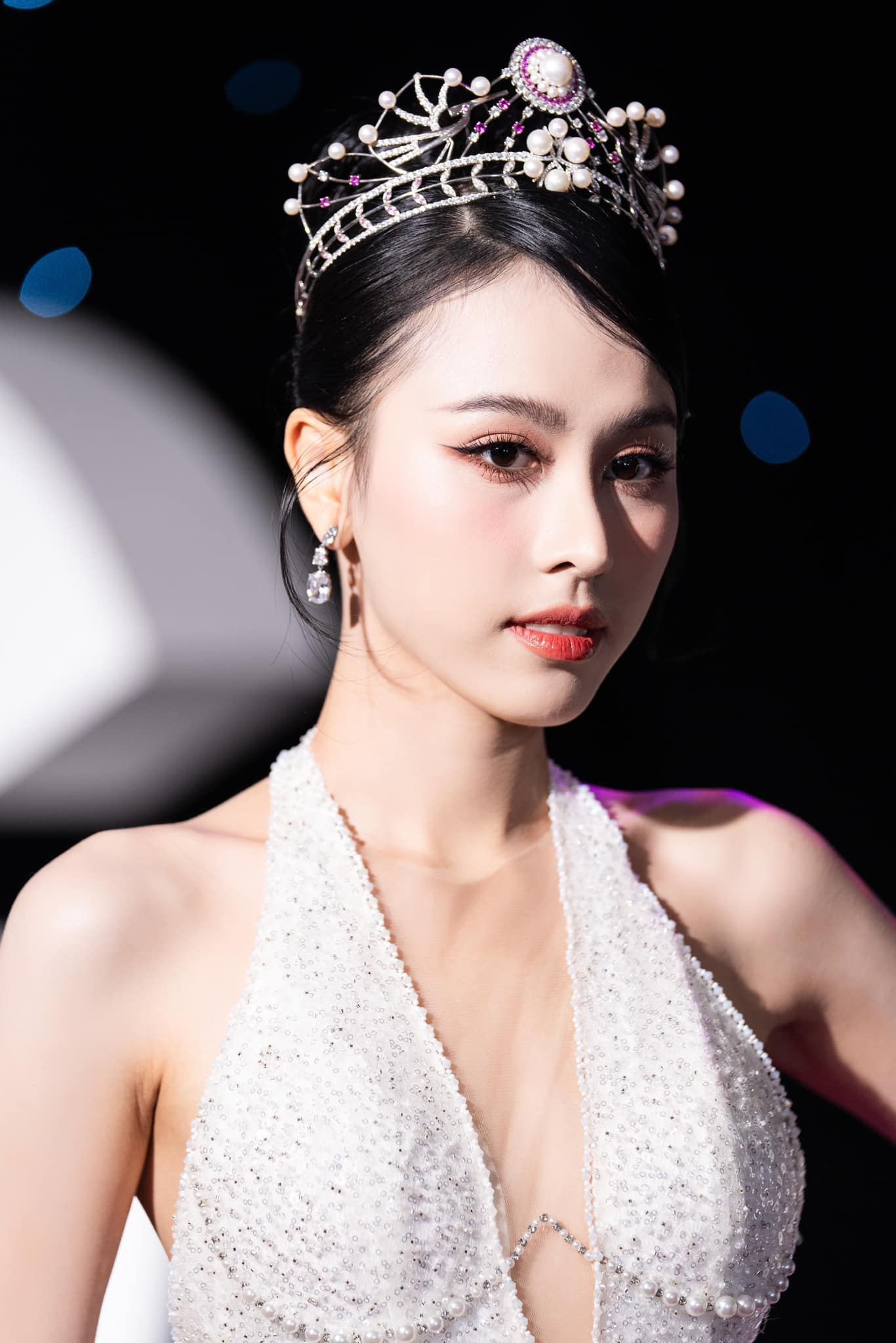 Hai 'hổ chiến' đang oanh tạc đấu trường quốc tế: Ngọc Hằng - Lan Anh ai sẽ thăng hạng sắc đẹp Việt? - Ảnh 2