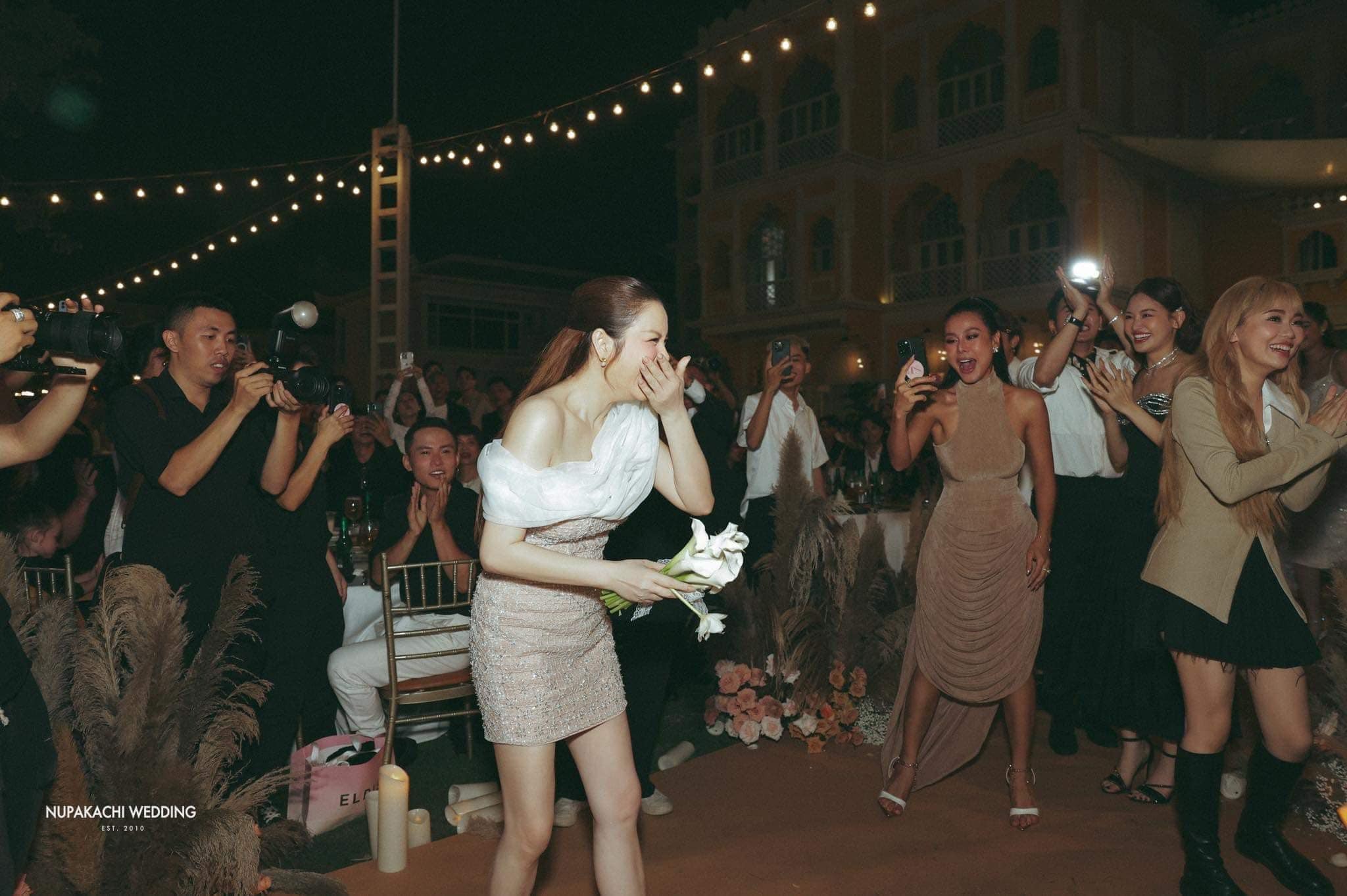 Lý Nhã Kỳ may mắn nhận được hoa cưới do Minh Xù bắt được nhưng trao lại. 