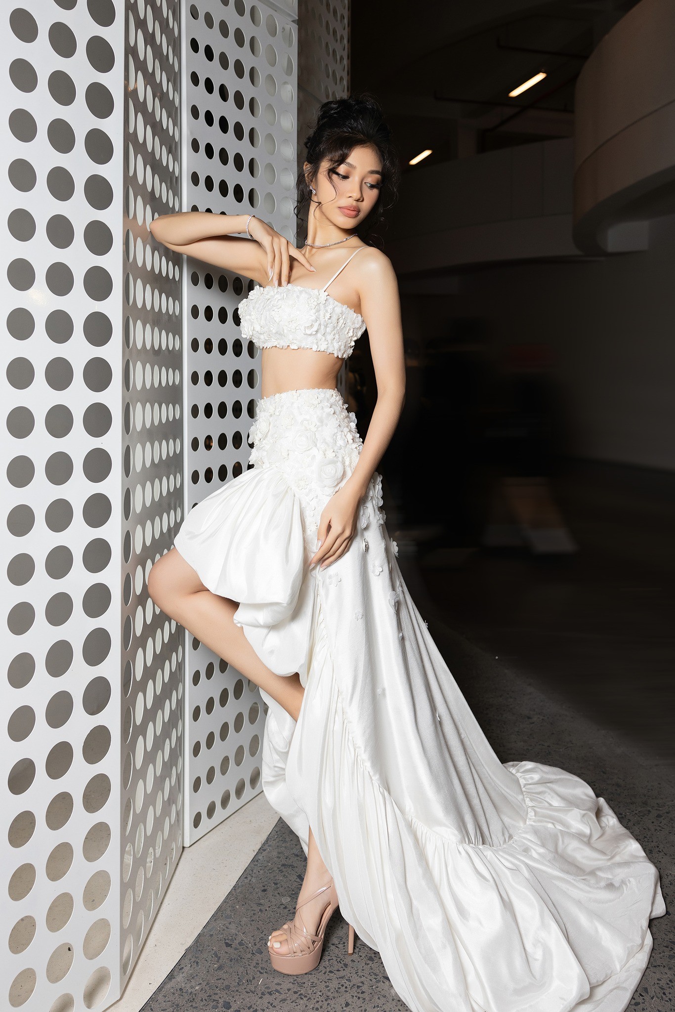 Video: Minh Kiên khéo khoe eo thon chân dài, nhan sắc tựa công chúa Disney - Ảnh 3