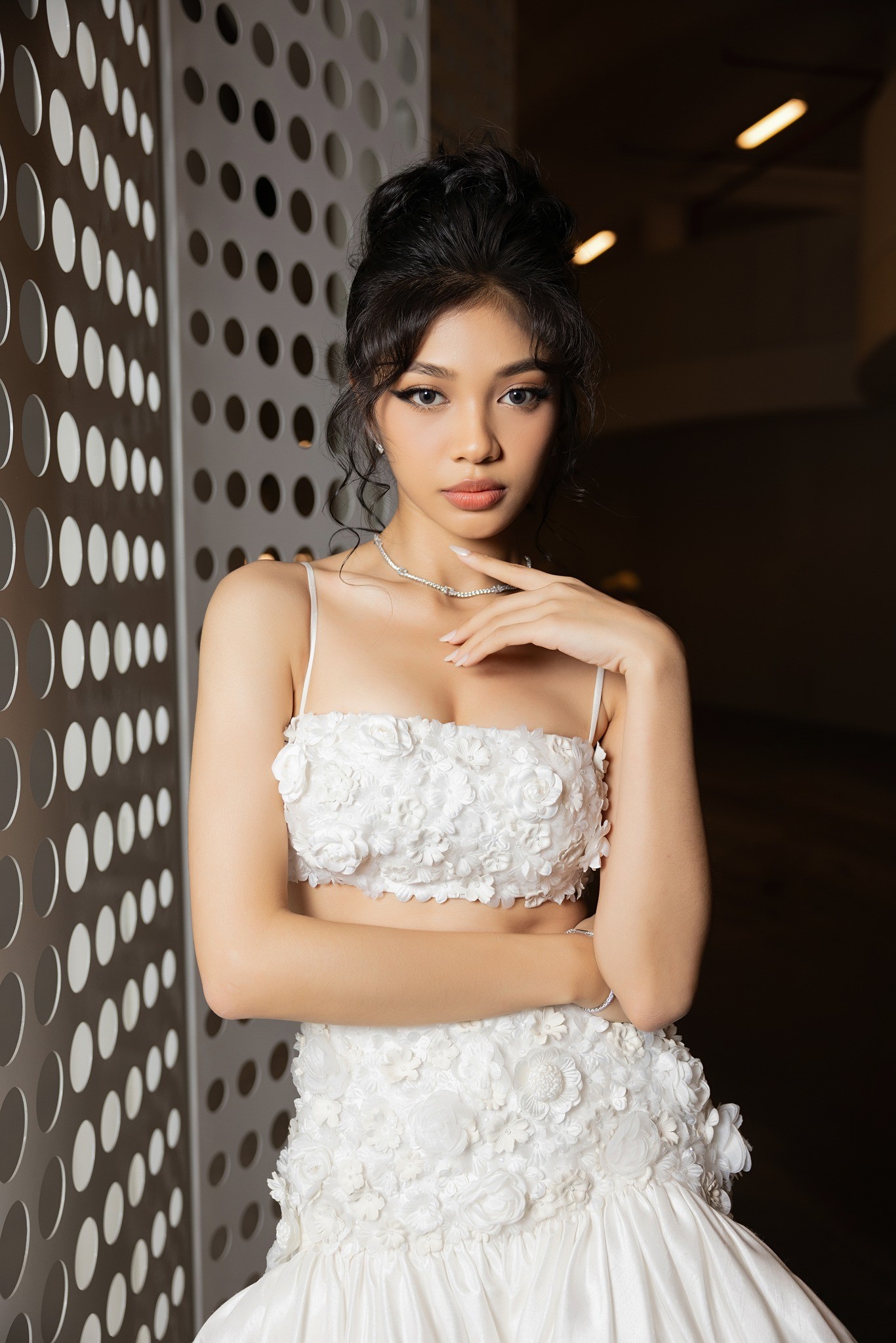 Video: Minh Kiên khéo khoe eo thon chân dài, nhan sắc tựa công chúa Disney - Ảnh 4