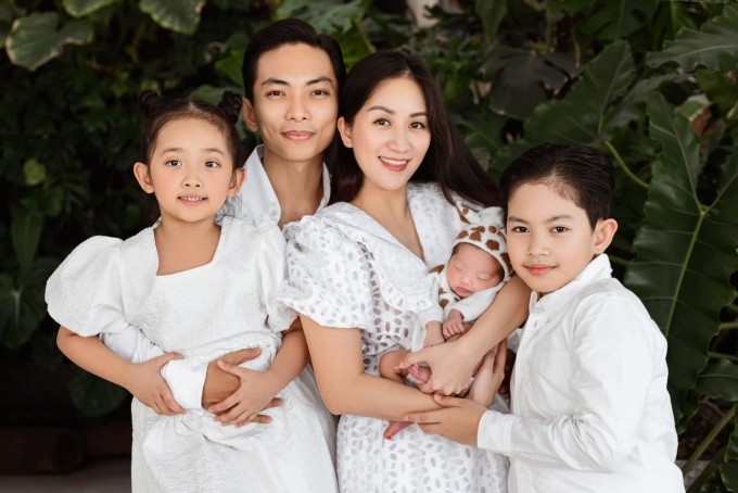 Tổ ấm viên mãn của gia đình Khánh Thi - Phan Hiển khiến nhiều khán giả ngưỡng mộ Tổ ấm viên mãn của gia đình Khánh Thi - Phan Hiển khiến nhiều khán giả ngưỡng mộ