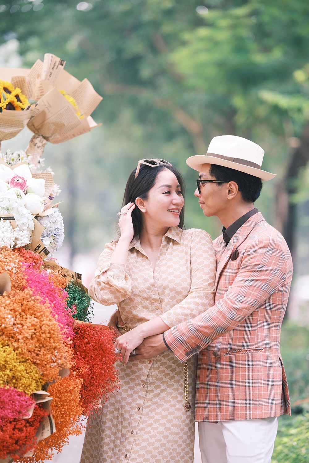 Vợ chồng Khánh Thi - Phan Hiển hâm nóng tình yêu tại Hà Nội