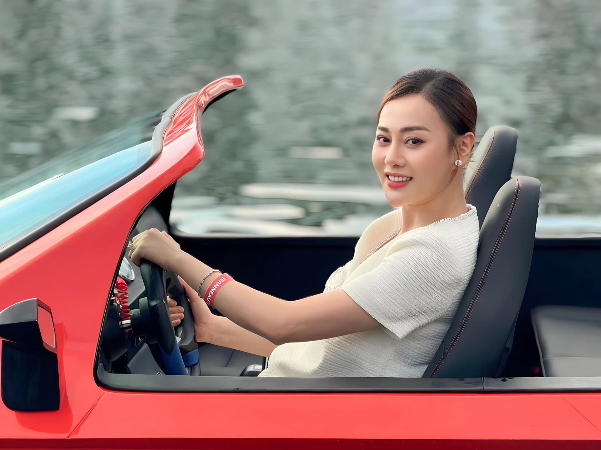 'Bầu vẫn phải xinh' đó dường như là tôn chỉ của Phương Oanh trong việc lựa chọn trang phục hậu lên chức