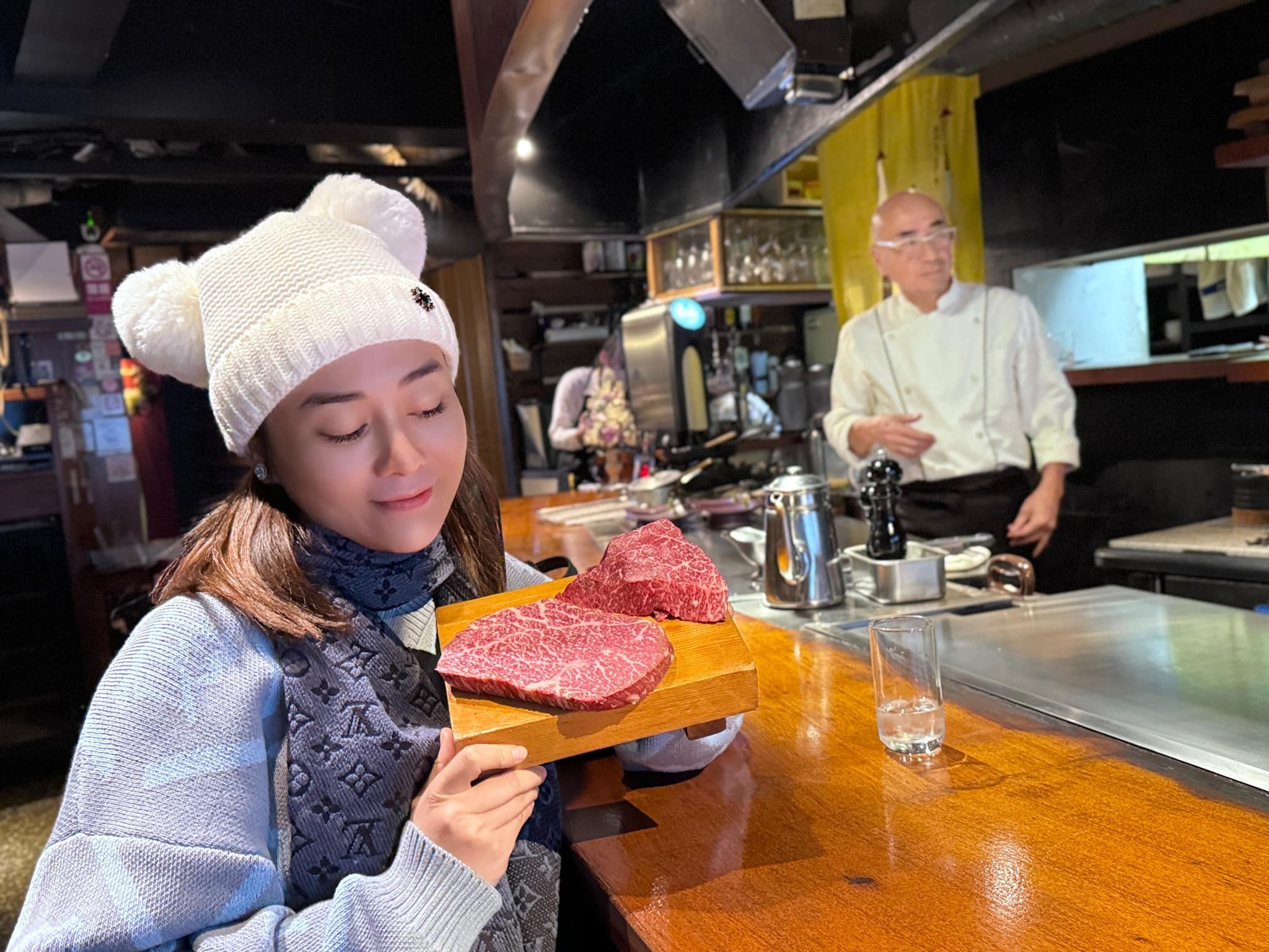 Phương Oanh làm điệu với mũ len vô cùng đáng yêu