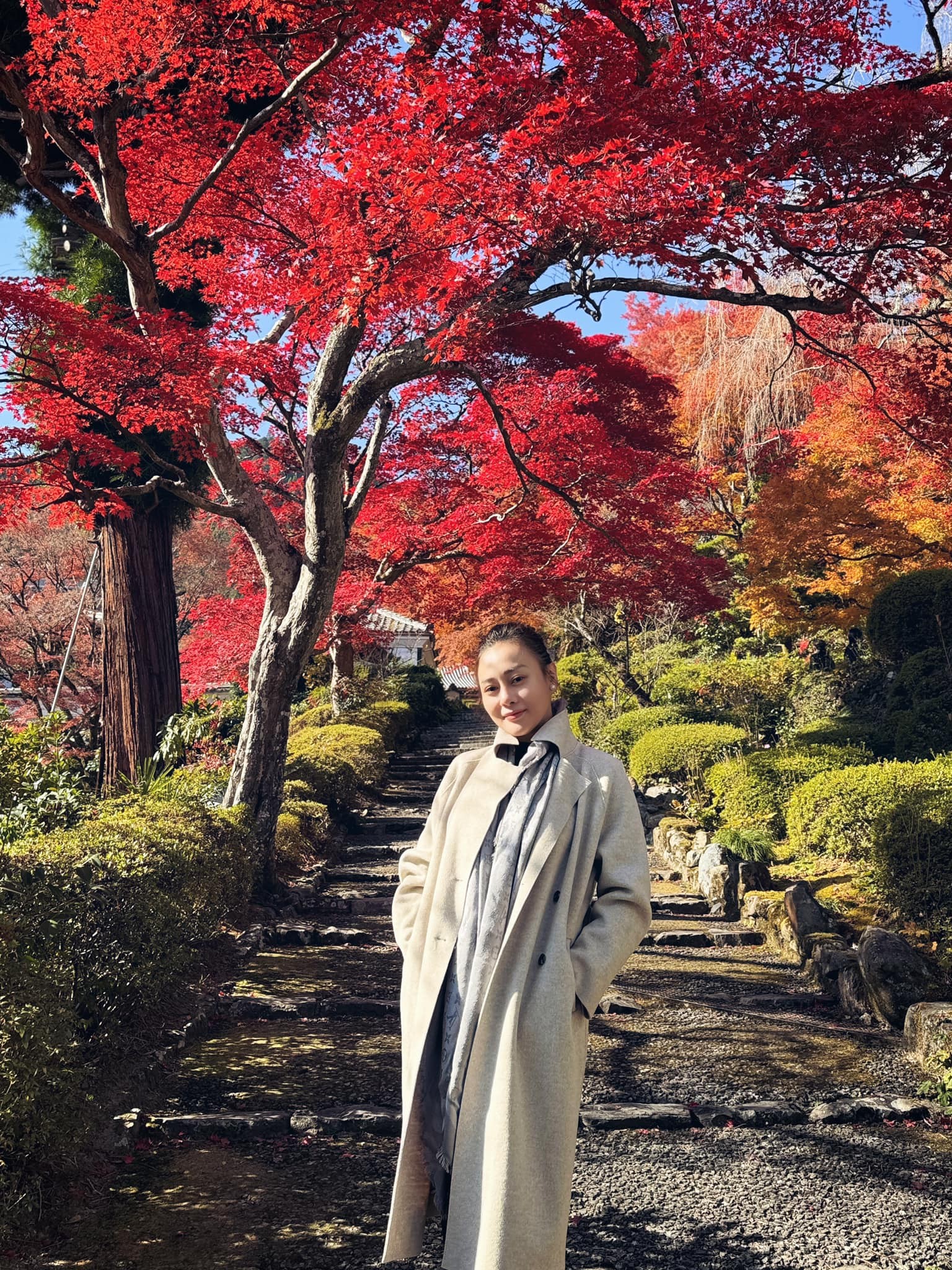 Phương Oanh có cách phối đồ giấu bụng bầu