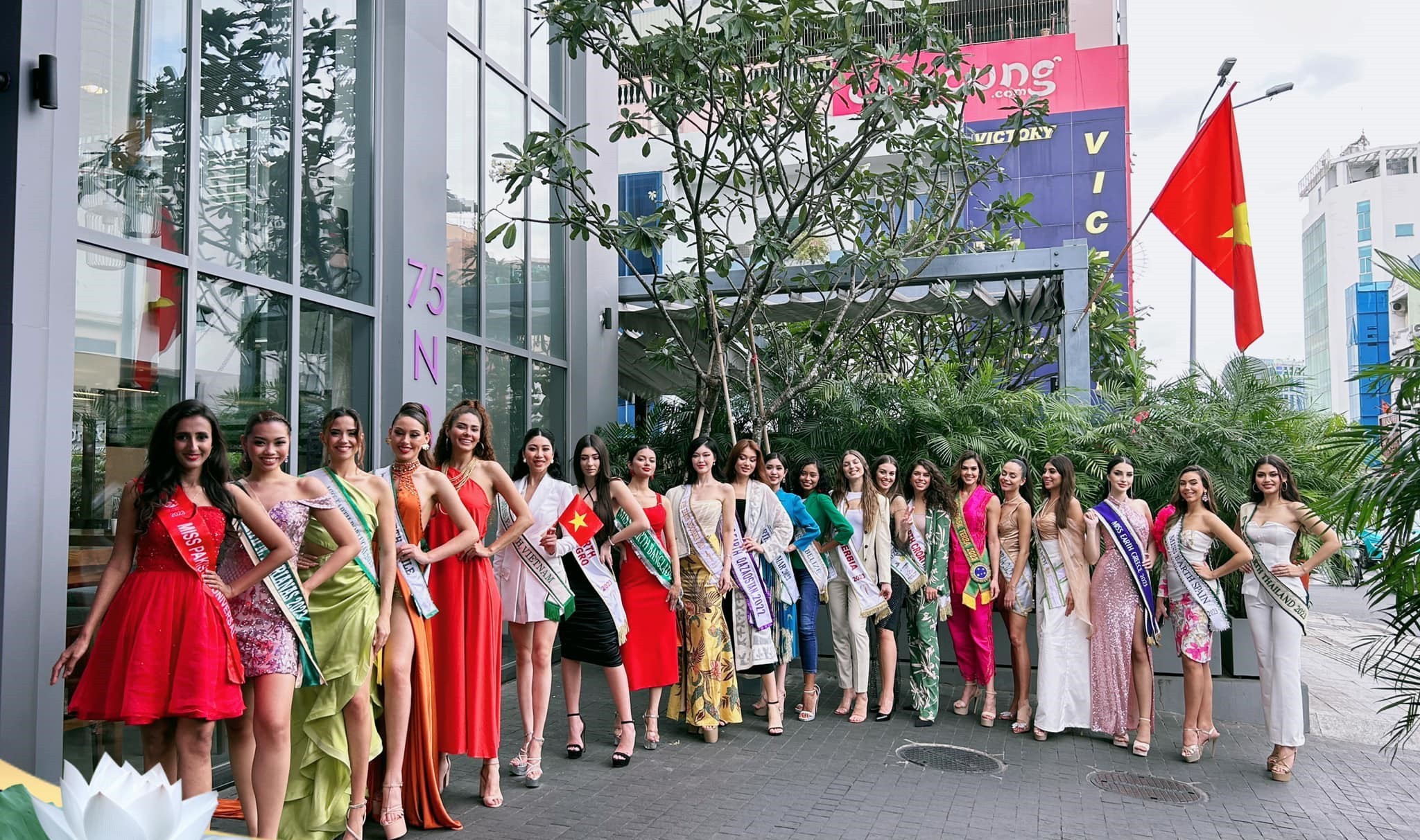 Đại diện Việt Nam sáng bừng giữa dàn 'hộ chiến'