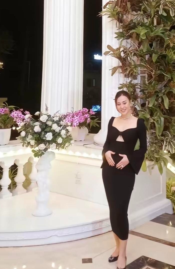Phương Oanh rạng rỡ mỗi khi xuất hiện Phương Oanh rạng rỡ mỗi khi xuất hiện