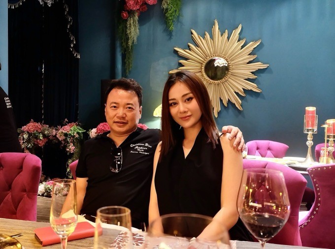 Phương Oanh và Shark Bình đều có sự đồng điệu về màu sắc khi tham gia sự kiện Phương Oanh và Shark Bình đều có sự đồng điệu về màu sắc khi tham gia sự kiện