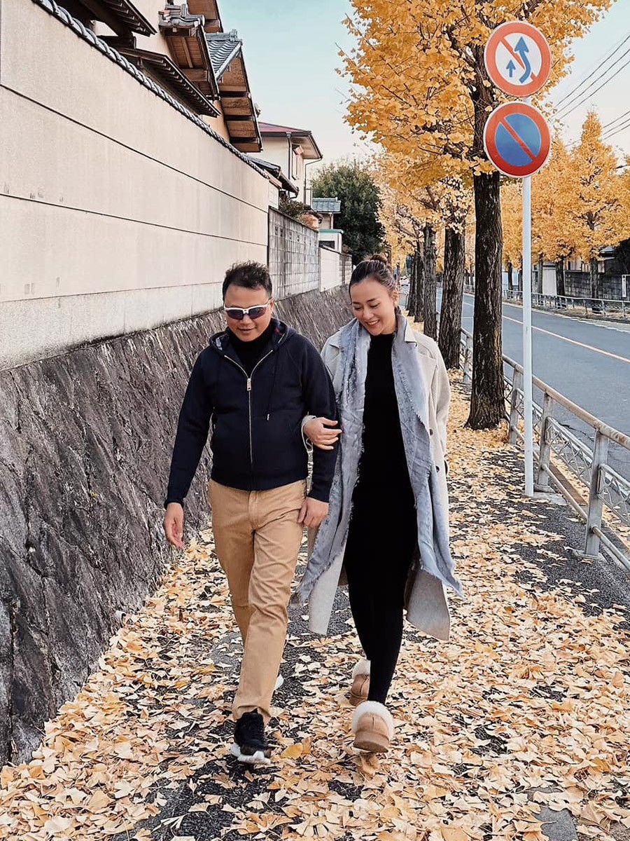 Phương Oanh cùng Shark Bình tay trong tay dạo phố