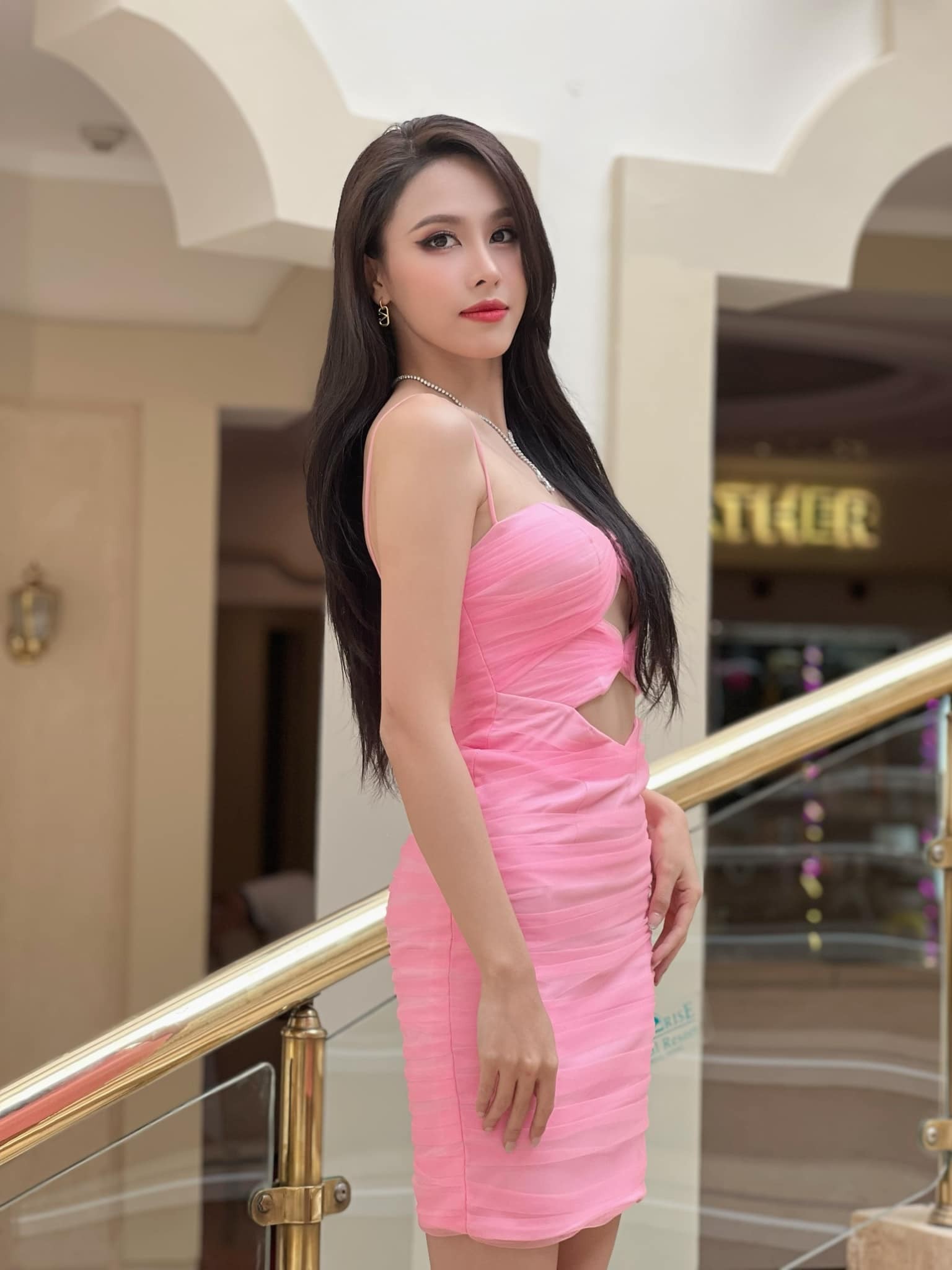 Cộng đồng fan sắc đẹp đánh giá cao chiến lược váy áo, trang điểm của Ngọc Hằng