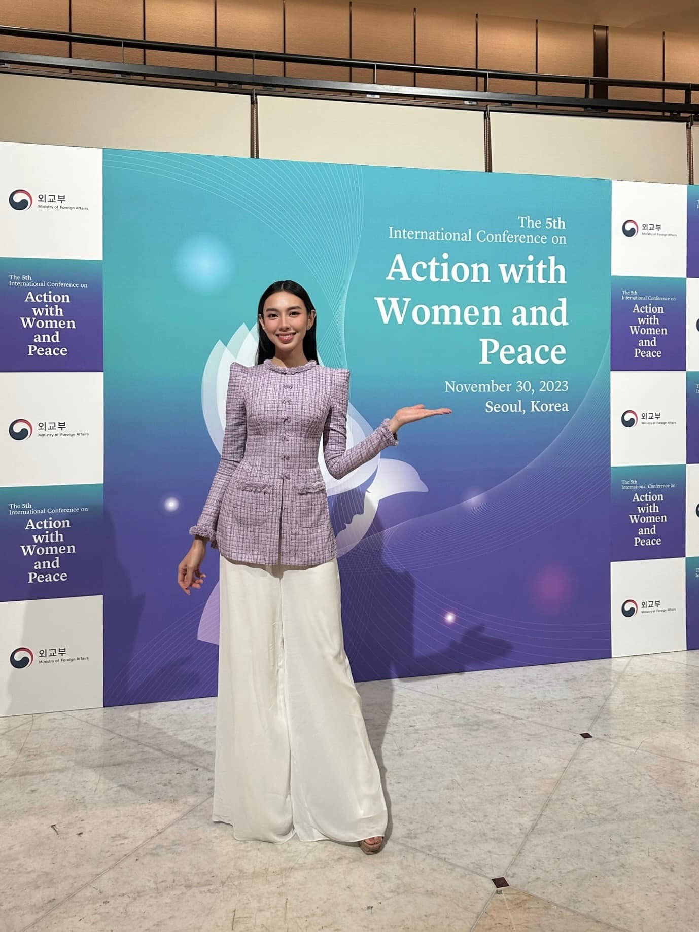 Cô lựa chọn trang phục bà ba của Việt Nam đầy thanh lịch, hợp bối cảnh