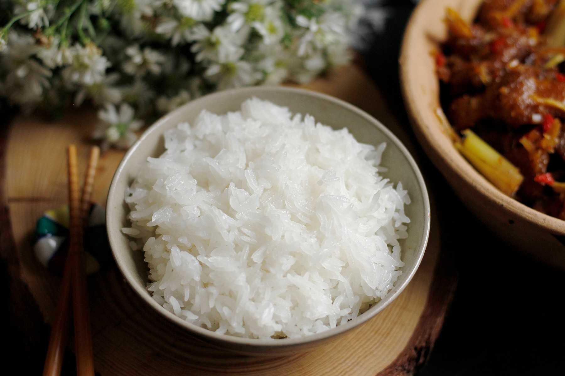 Để giảm nguy cơ mất chất dinh dưỡng khi nấu cơm, nên chú ý đến cách chọn loại cơm, tỷ lệ nước và cơm, thời gian nấu