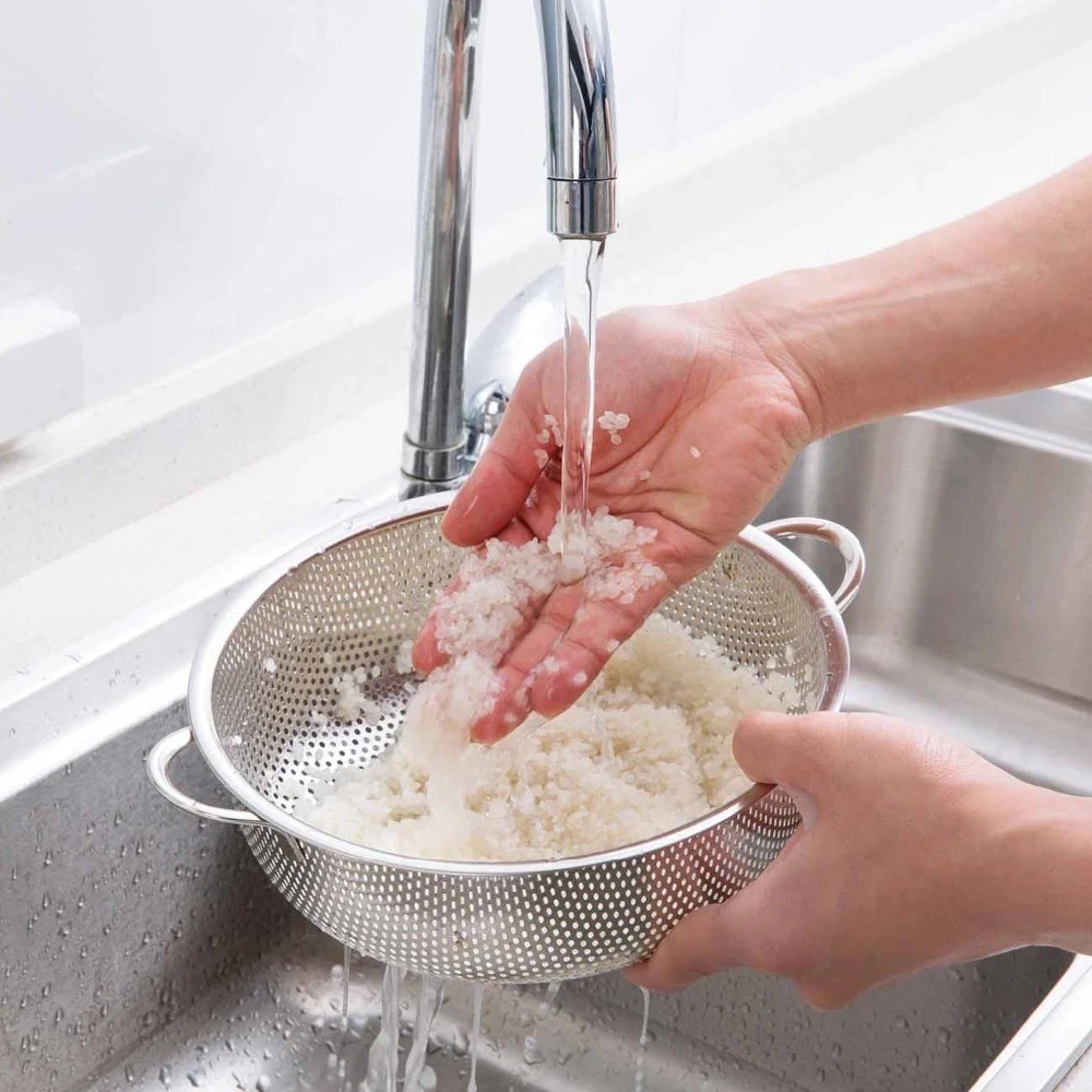 Rửa gạo là bước quan trọng để loại bỏ bụi bẩn, tạp chất, và chất gây nguy hiểm như arsenic, nhưng cũng có thể mang lại nguy cơ mất chất dinh dưỡng nếu thực hiện không đúng cách